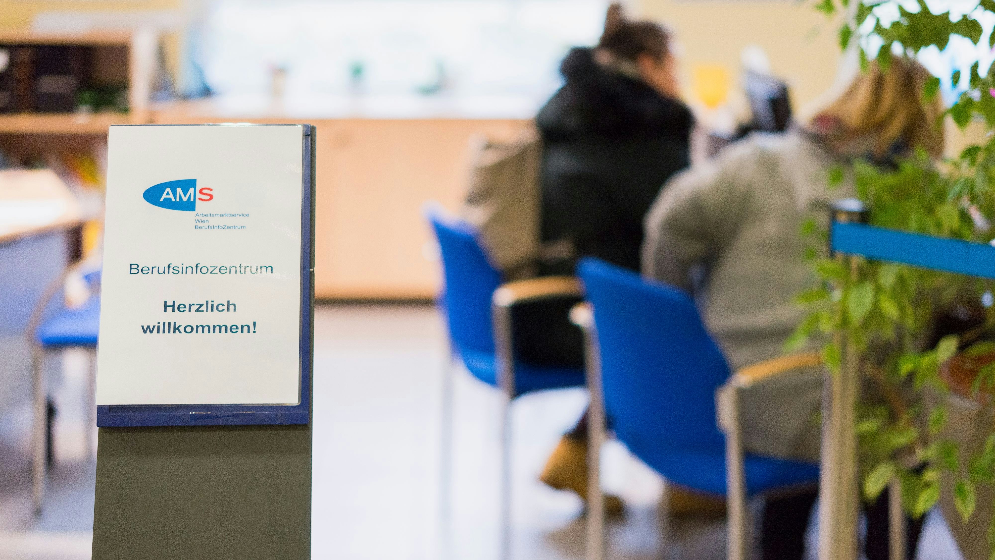 Heute.at - AMS-Kunden werfen mit Stühlen und Tischen herum