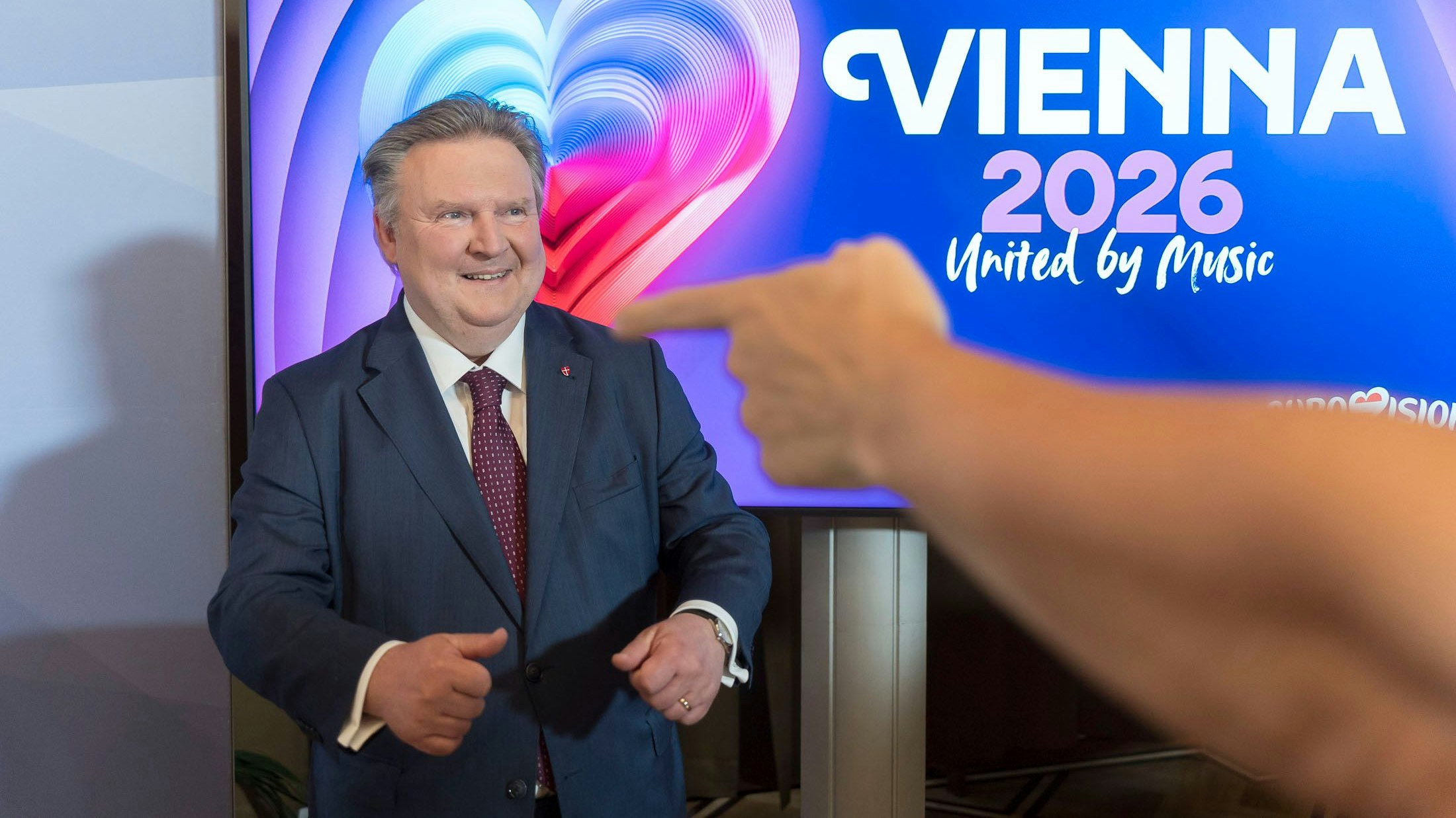 Herr Bürgermeister, können Sie bitte eine lustige Handbewegung machen?