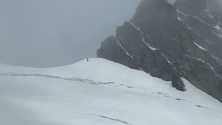 Paolo Comune, Direktor der Alpenrettung Aostatal, erklärt, dass man die letzten 200 Meter bis zu den Bergsteigern nicht mehr habe zurücklegen können.