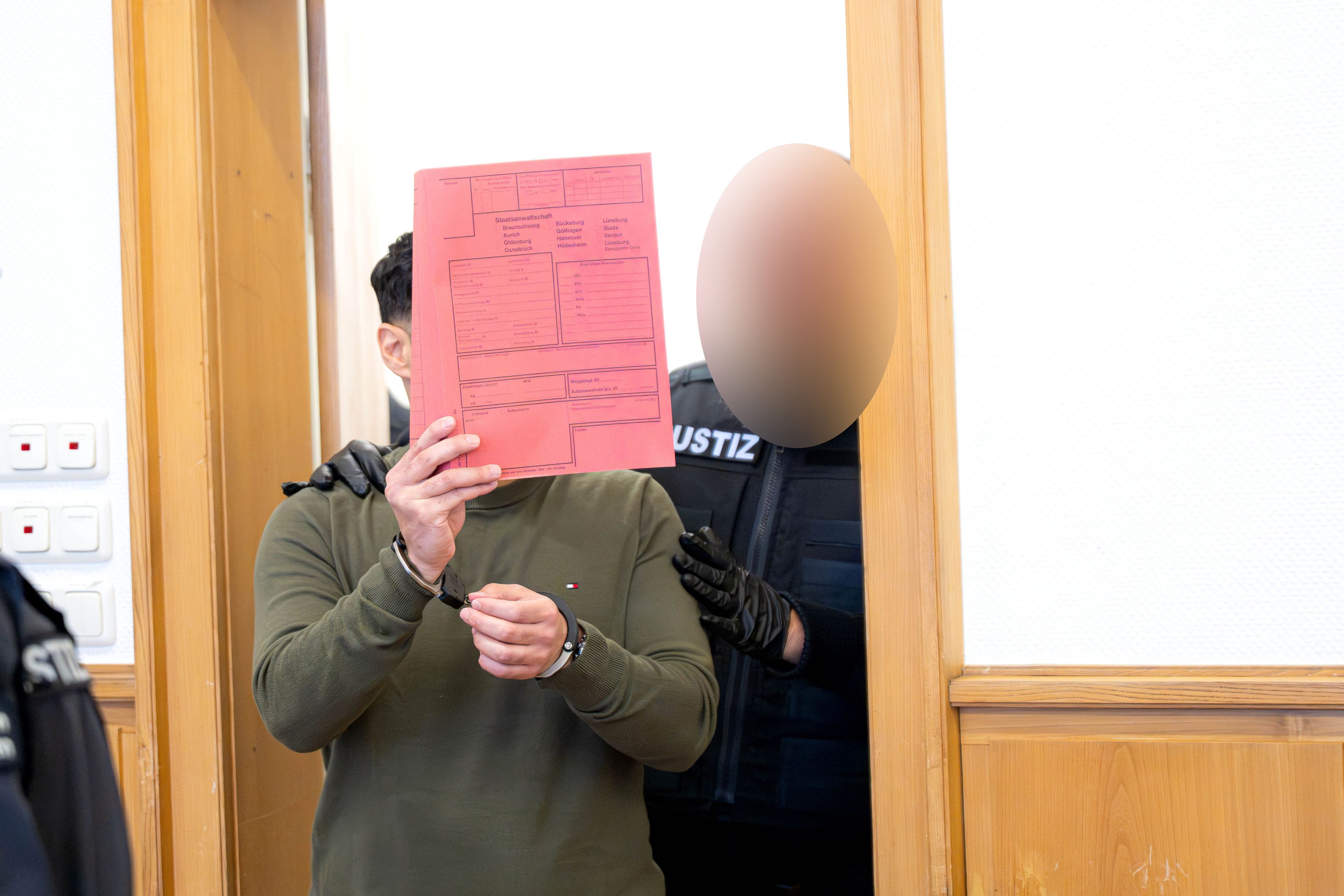 Nach der Urteilsverkündung ist die Lage im Gerichtssaal eskaliert, die Polizei musste sogar Reizgas einsetzen.