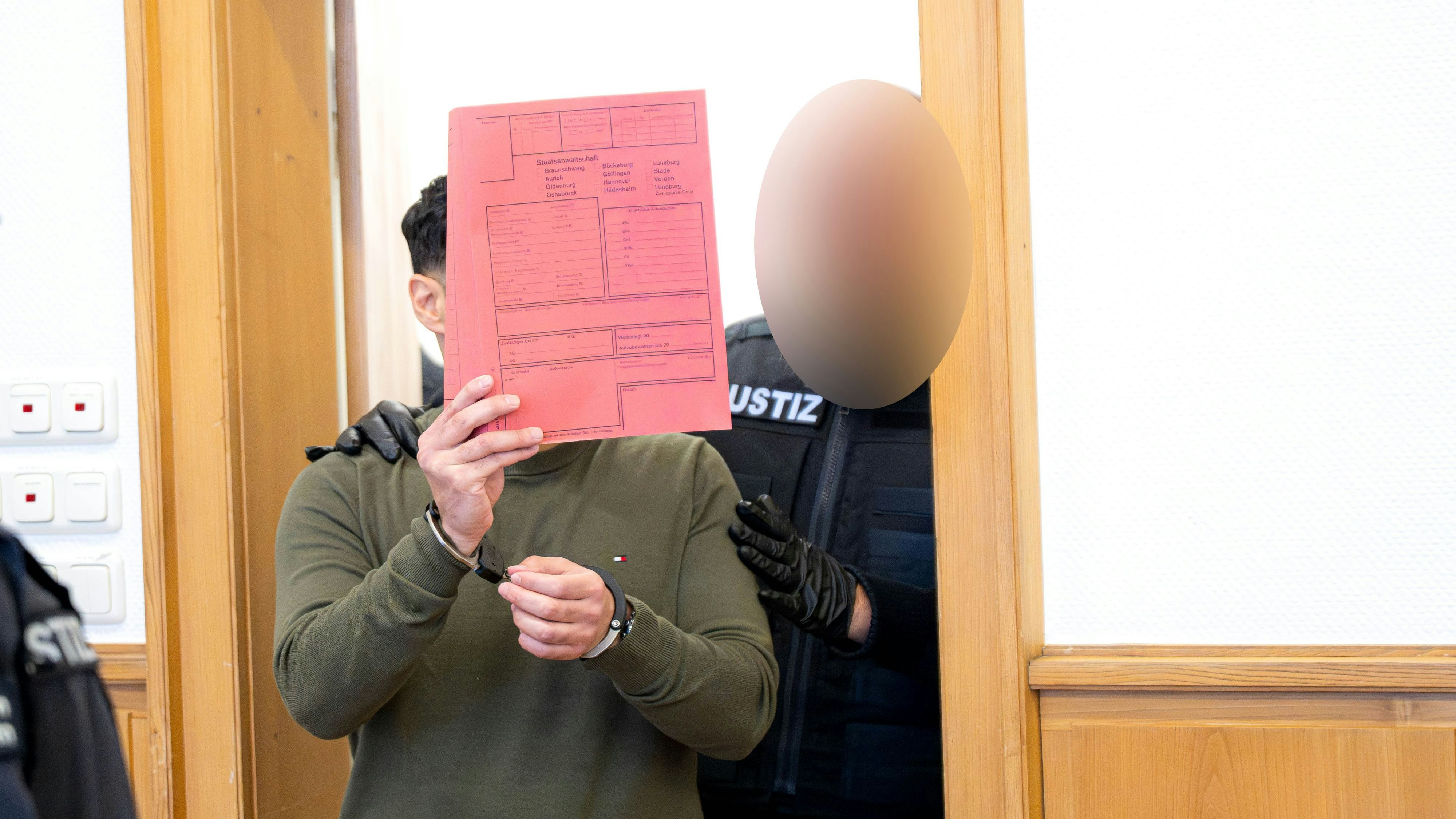 Nach der Urteilsverkündung ist die Lage im Gerichtssaal eskaliert, die Polizei musste sogar Reizgas einsetzen.