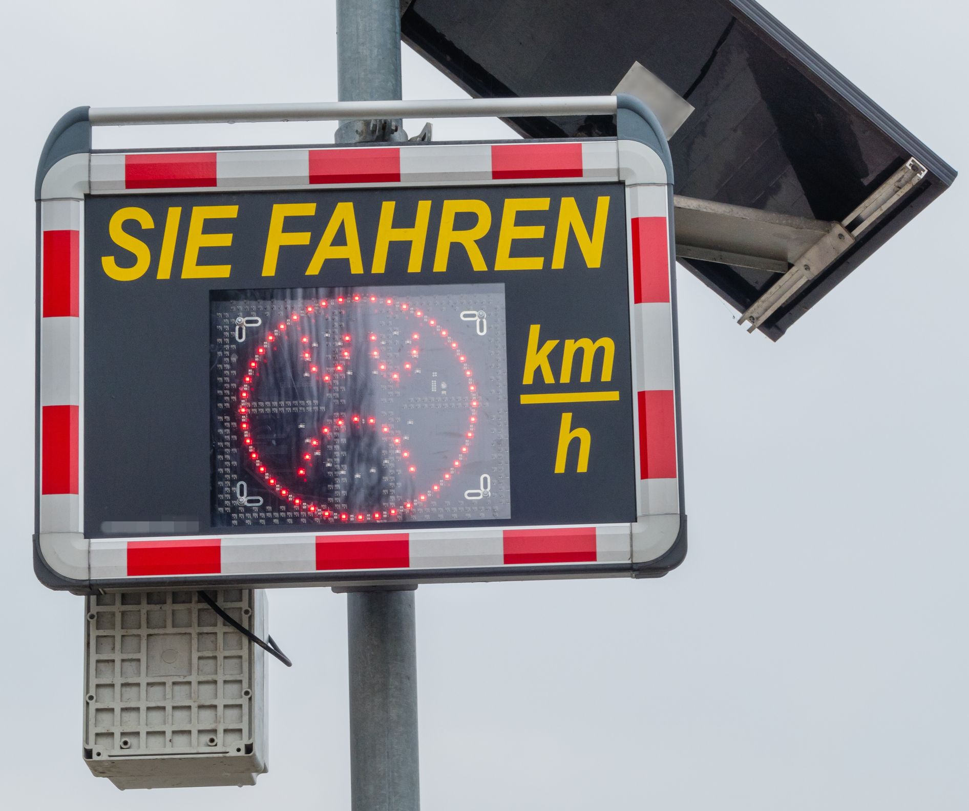 Eine Geschwindigkeitsmessanlage mit Smiley-Anzeige ertappte in Wilhering schon Raser mit bis zu 150 km/h. (Symbolbild)