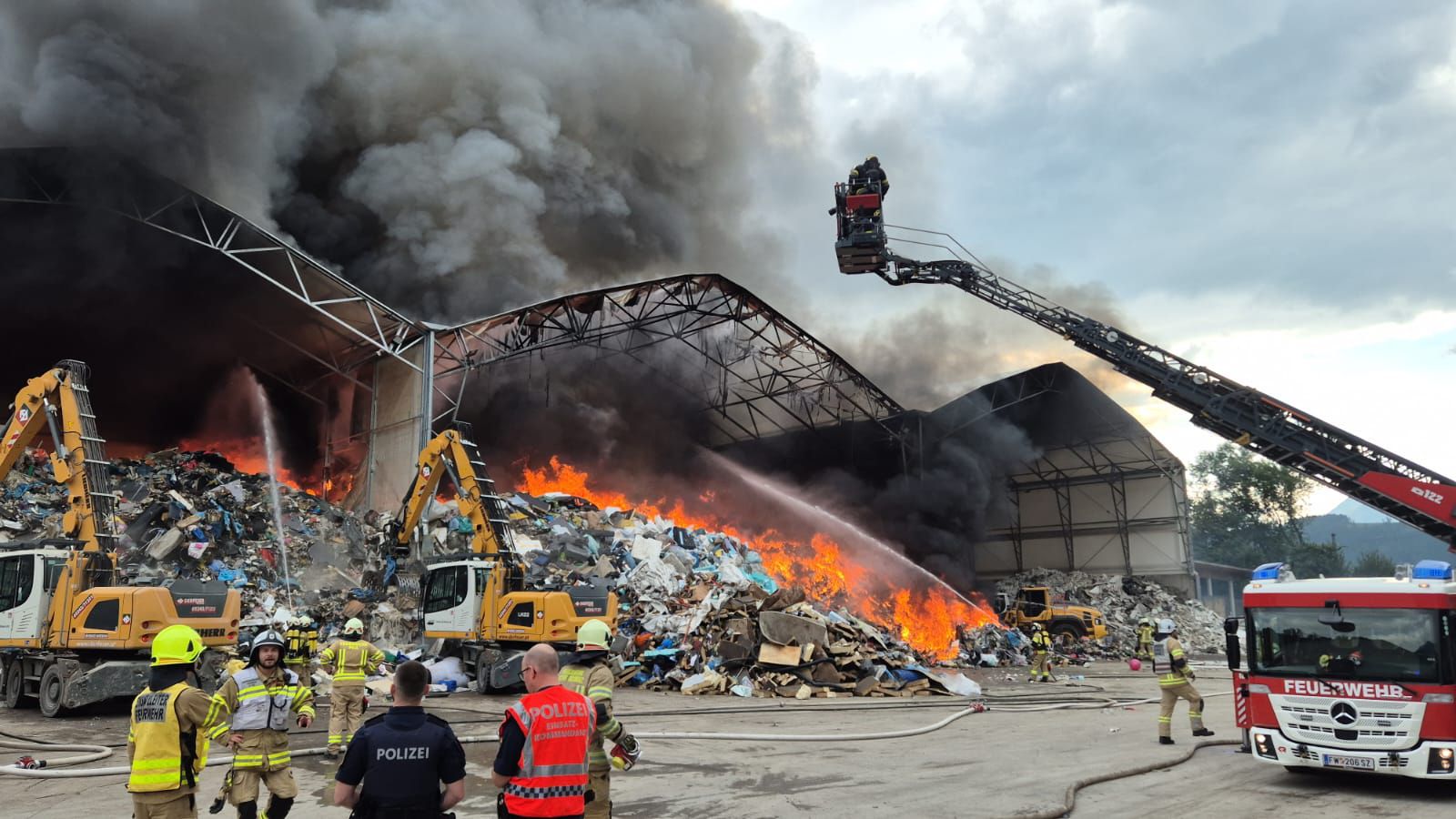 In Tirol ist am donnerstag ein Brand in einer Lagerhalle ausgebrochen.