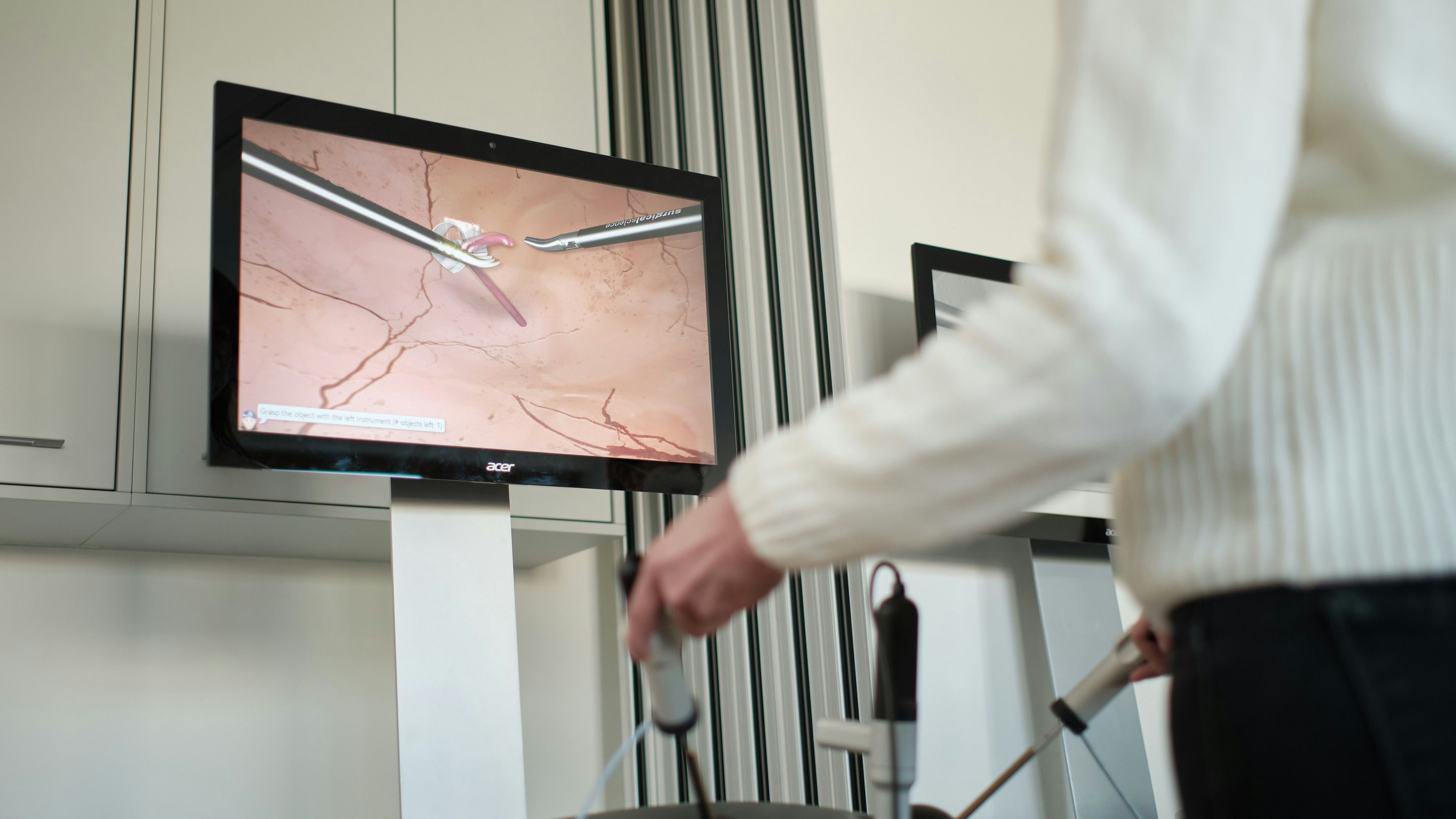 Wie in einer echten Operation: Der angehende Chirurg trainiert mit Joystick und Bildschirm.