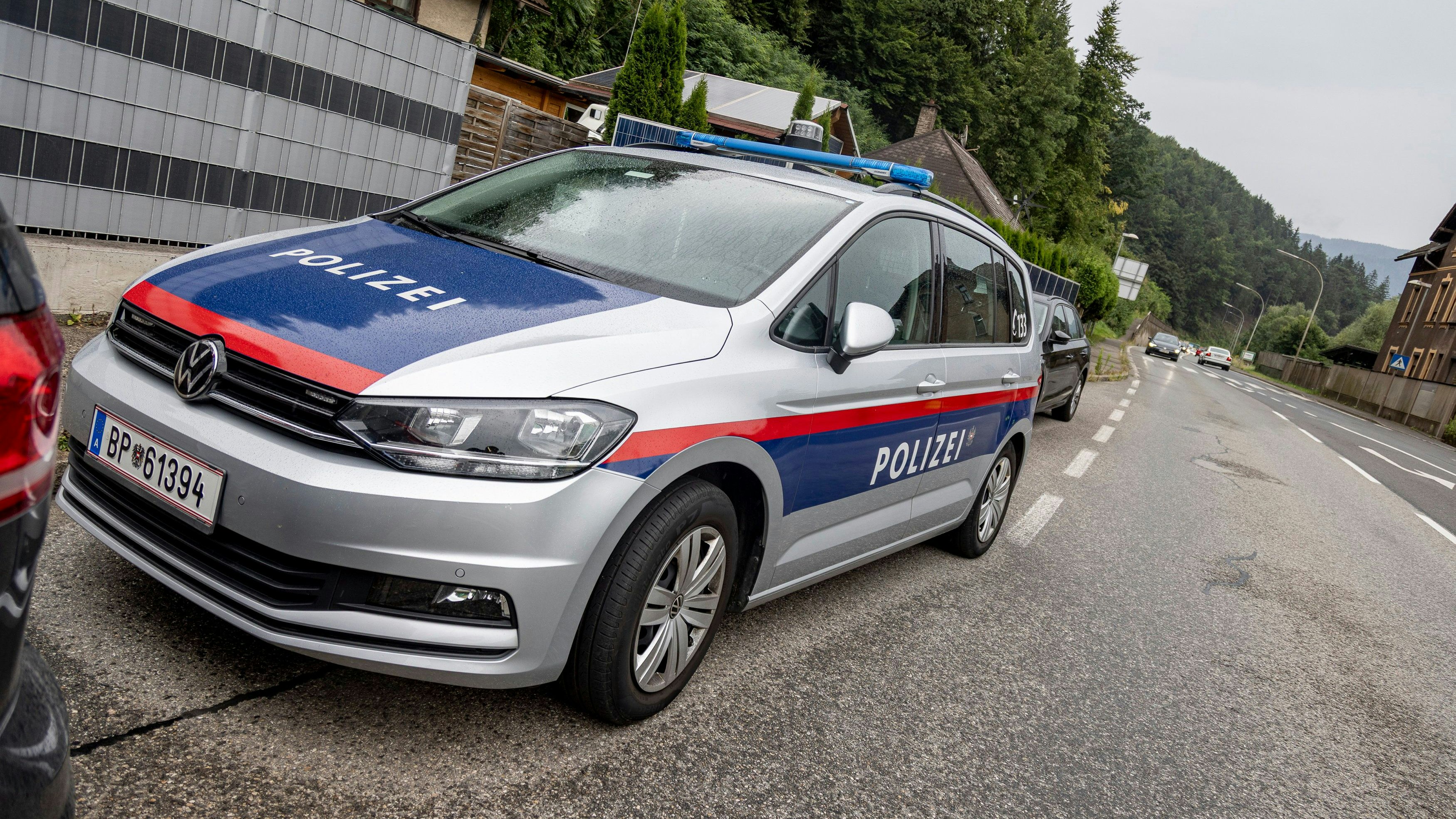 Ein Streifenwagen der Polizei im Bereich des Tatorts in Leoben-Donawitz.