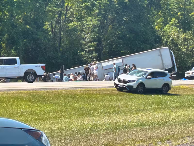 Berichten zufolge sind 52 Personen betroffen, die teils aus dem Bus geschleudert wurden, teils darin eingeklemmt sind.
