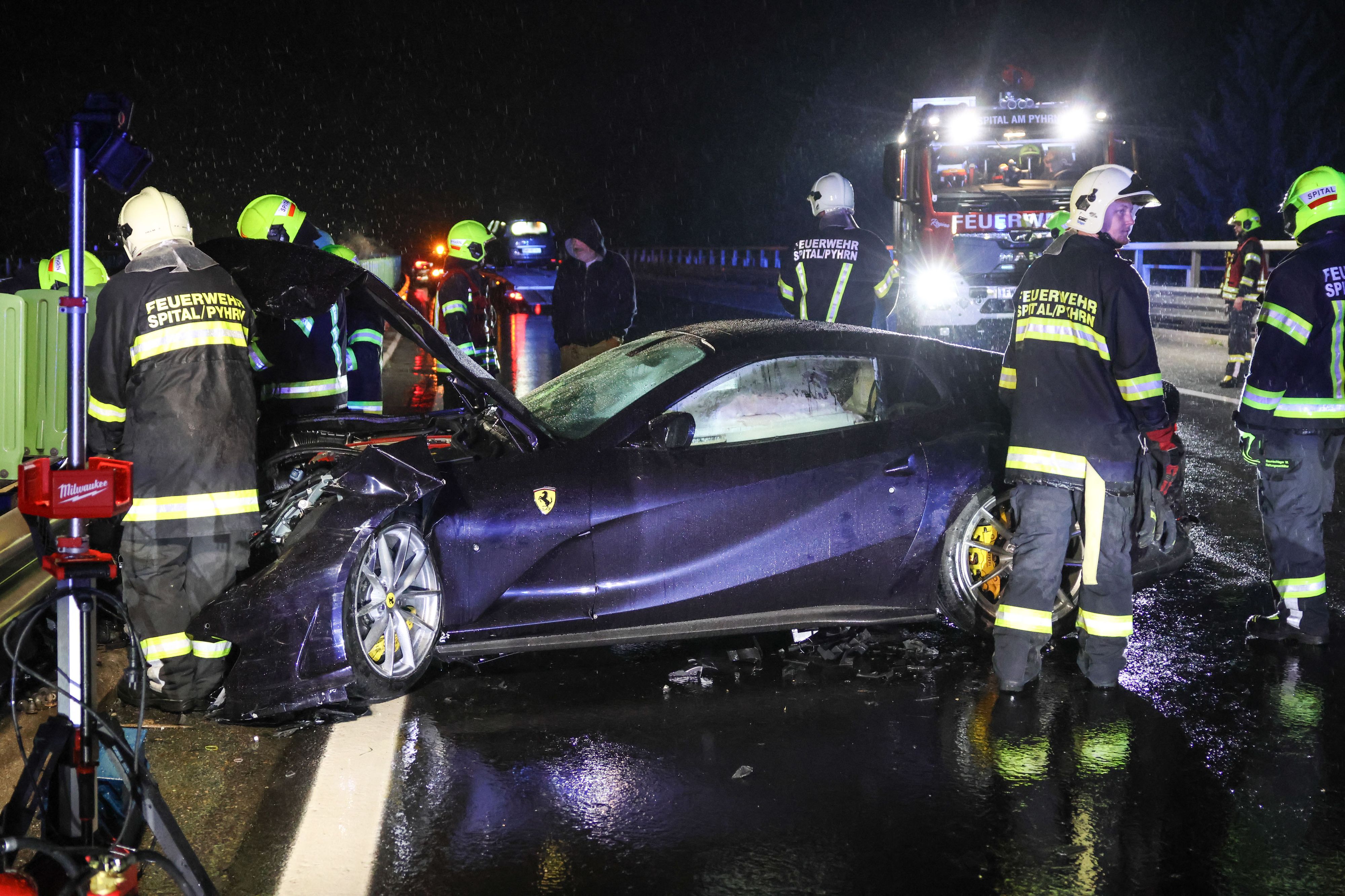 Ein Ferrari-Fan ist auf der regennassen A9 bitter verunglückt.