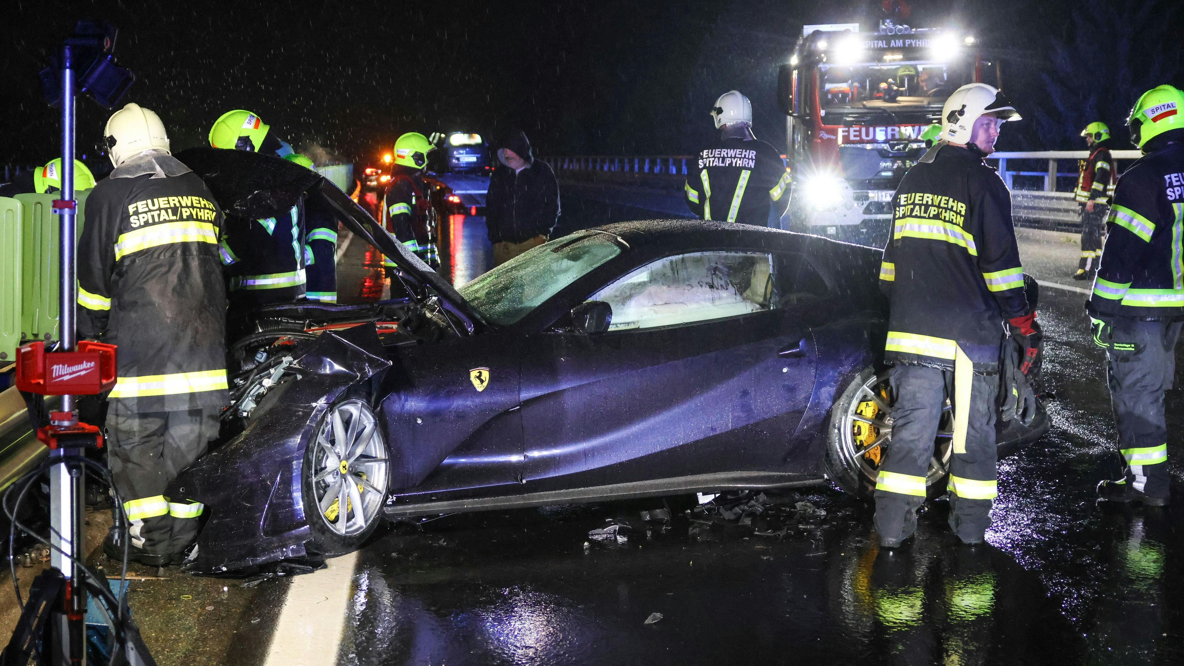 Heute.at - Ferrari außer Kontrolle! Schwerer Crash auf der A9