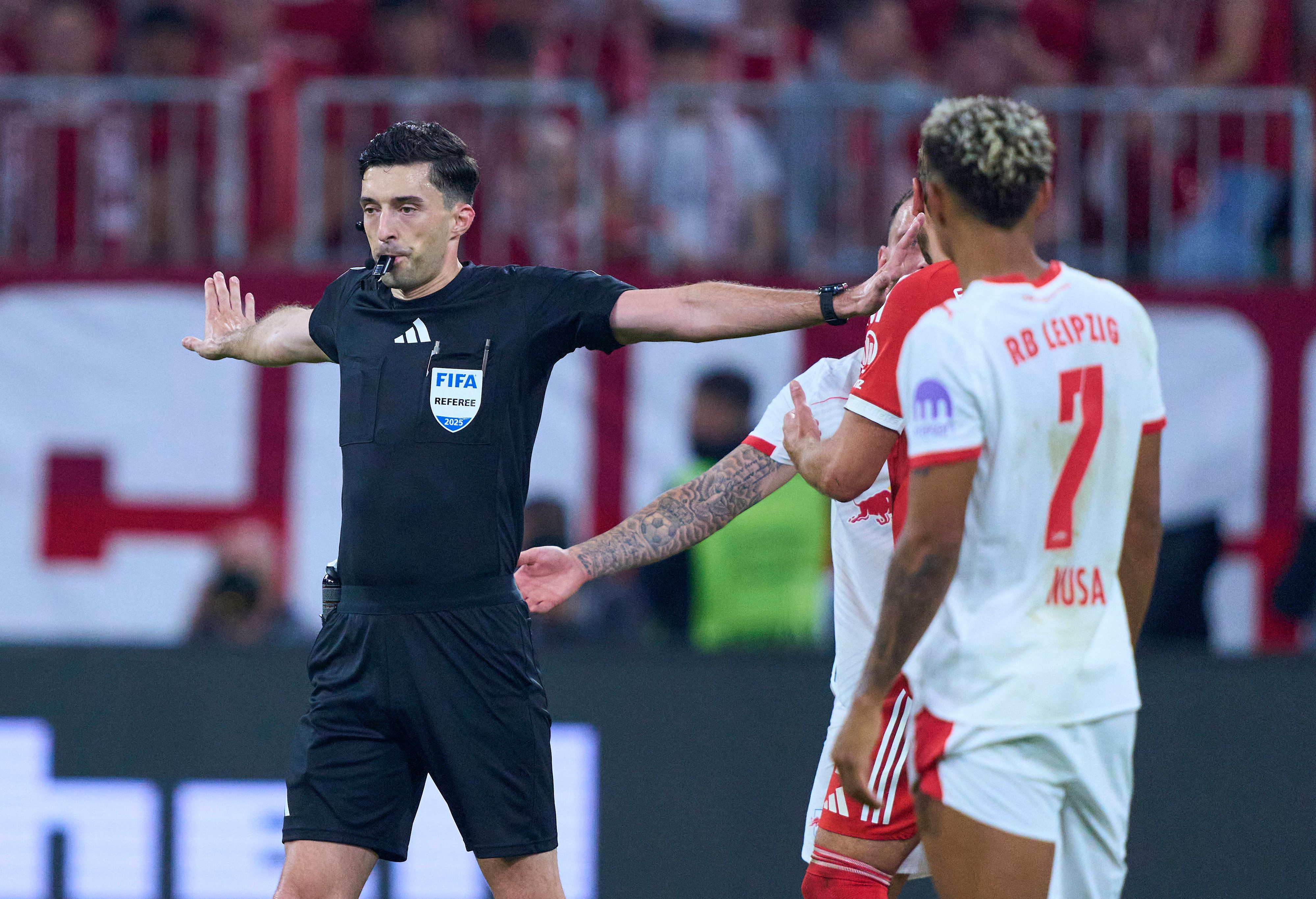 Schiedsrichter Florian Badstübner unterlief bei Bayerns 6:0-Kantersieg ein schwerer Bock. 