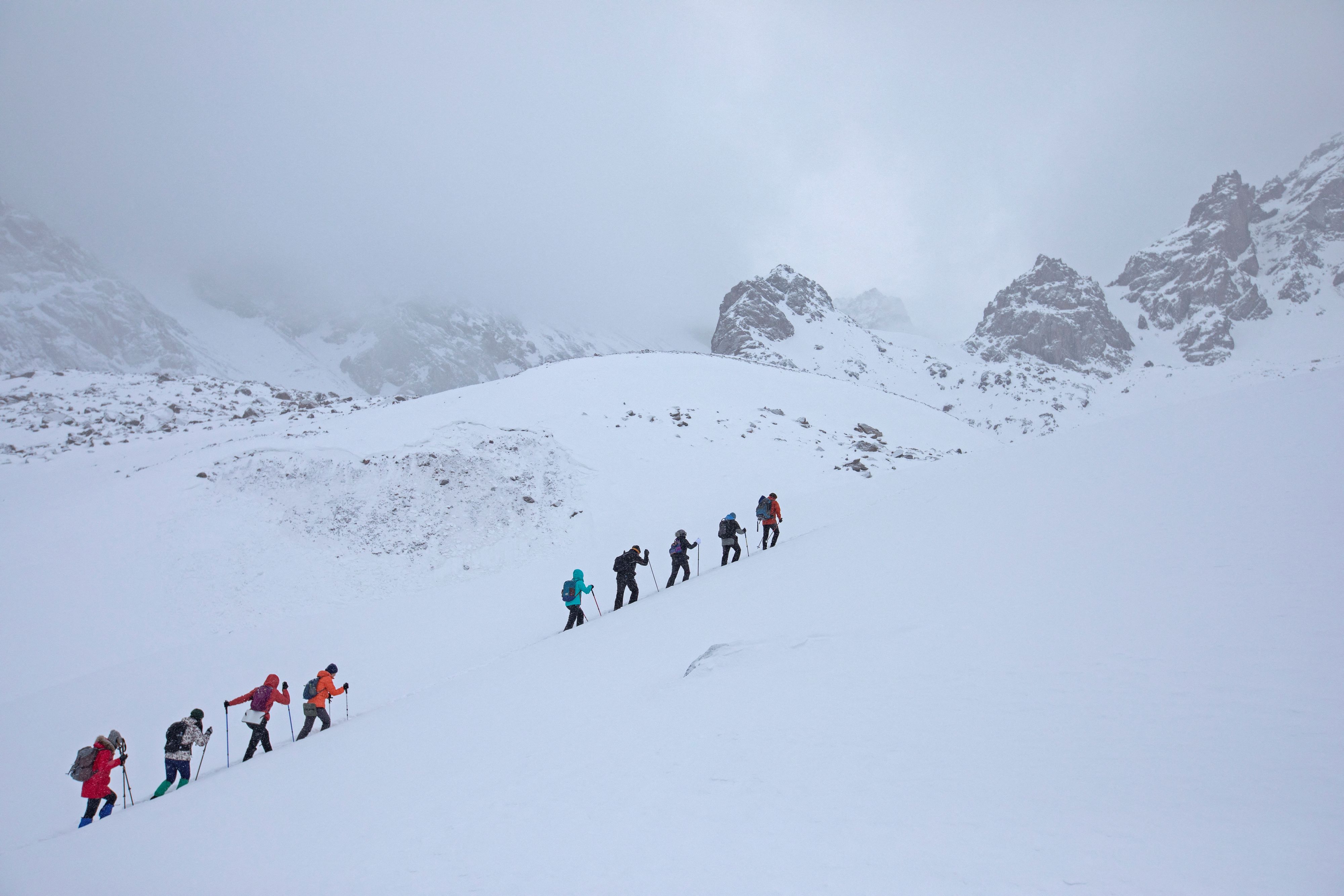 Die Russin hatte sich am 12. August beim Aufstieg in rund 7.000 Metern Höhe ein Bein gebrochen. Gerettet wird sie nicht mehr werden.