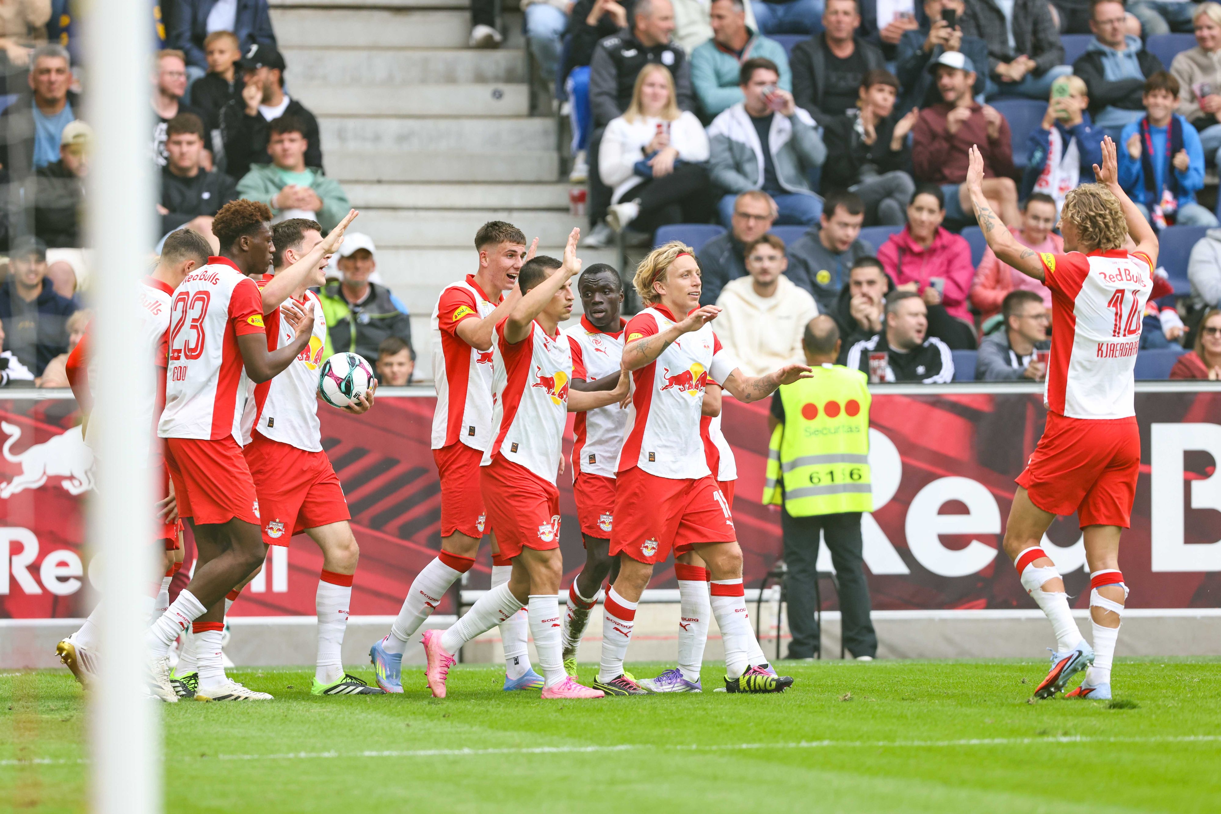 Red Bull Salzburg jubelt gegen den LASK. 
