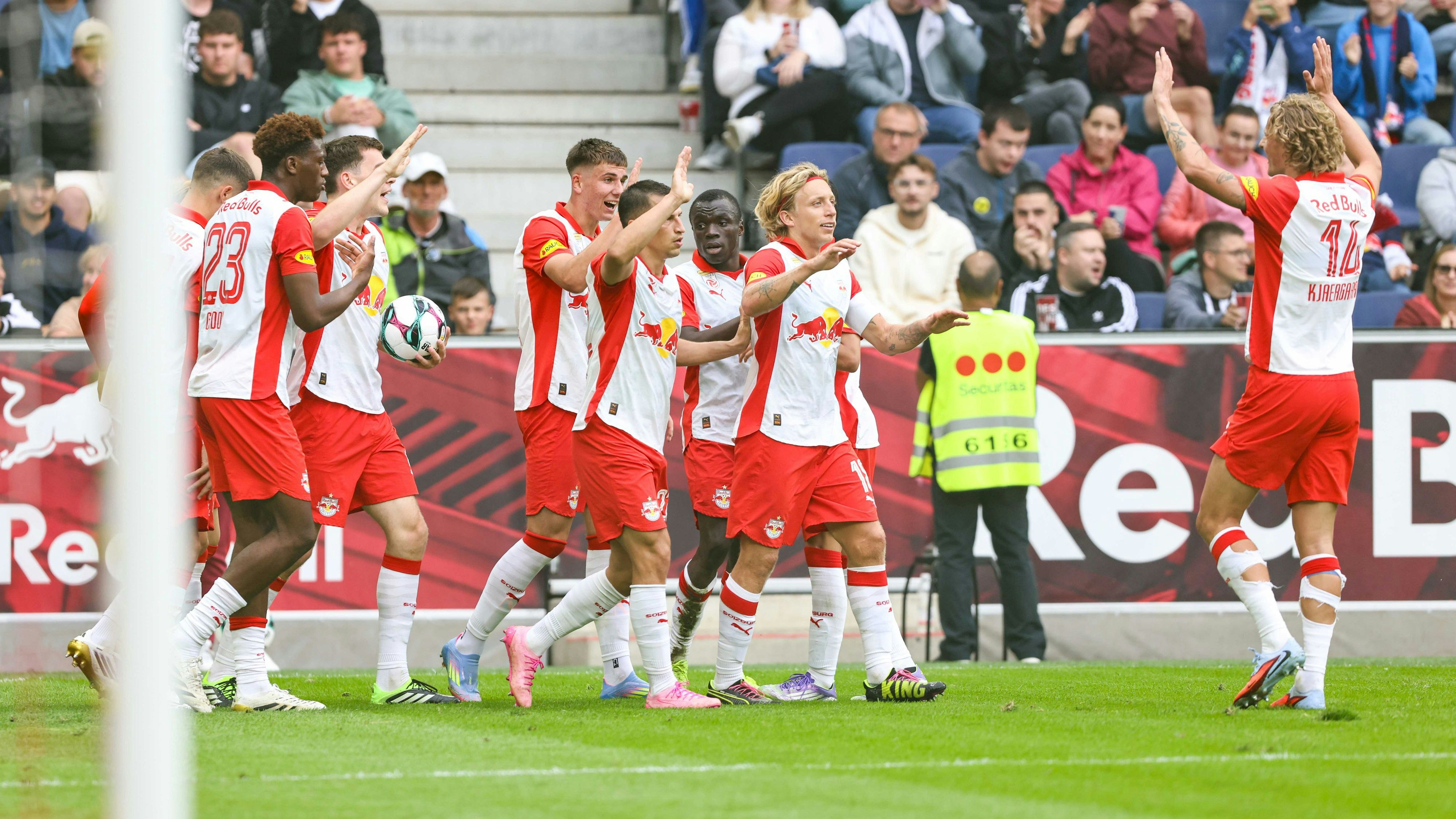Red Bull Salzburg jubelt gegen den LASK. 