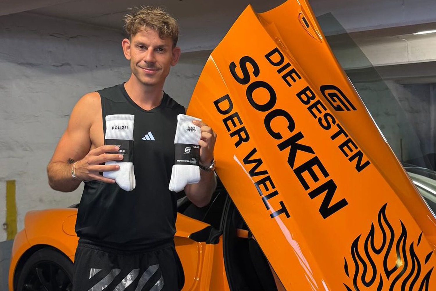 Als Reaktion auf den Vorwurf verkauft MaxaMillion nun besondere Socken