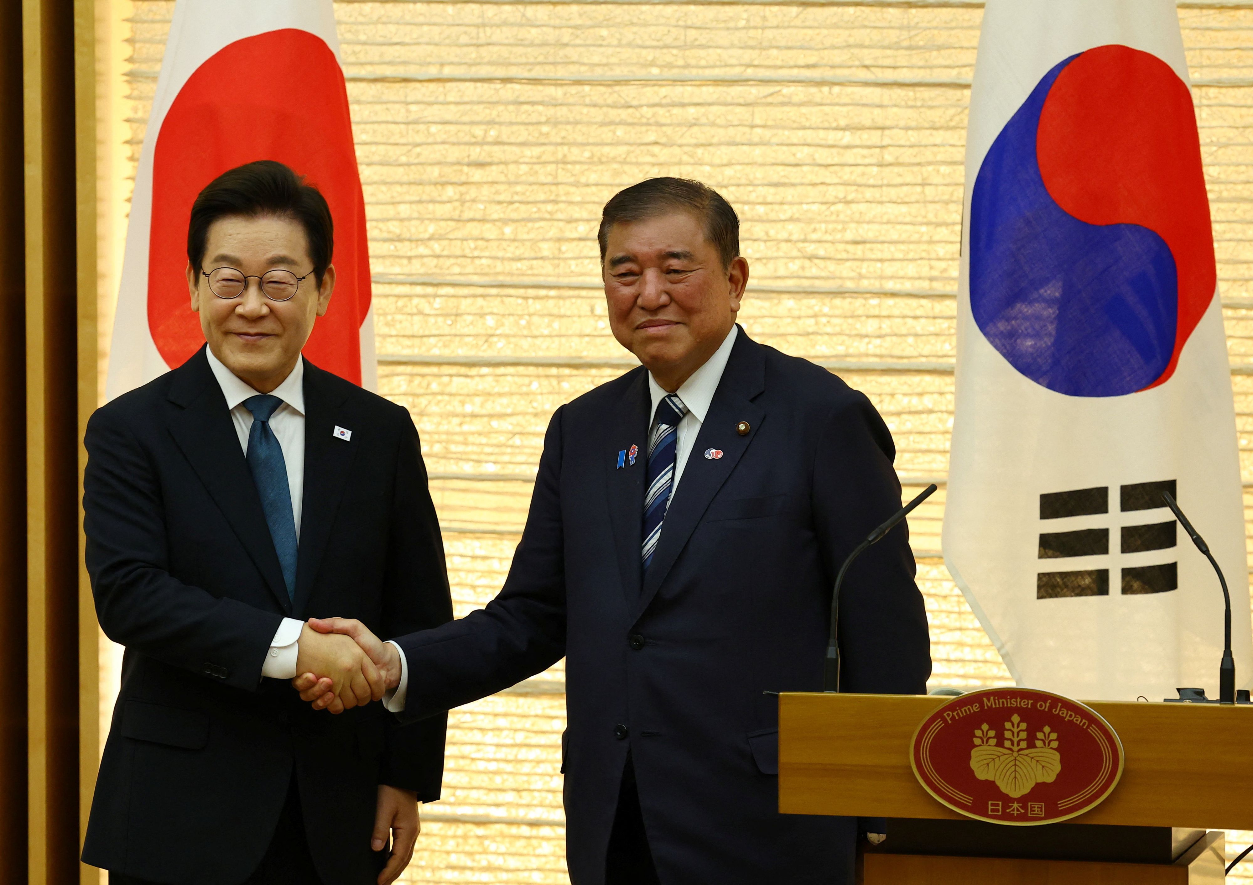 Der südkoreanische Präsident Lee Jae Myung mit dem japanischen Ministerpräsidenten Shigeru Ishiba am Samstag nach einem Treffen in Tokio.