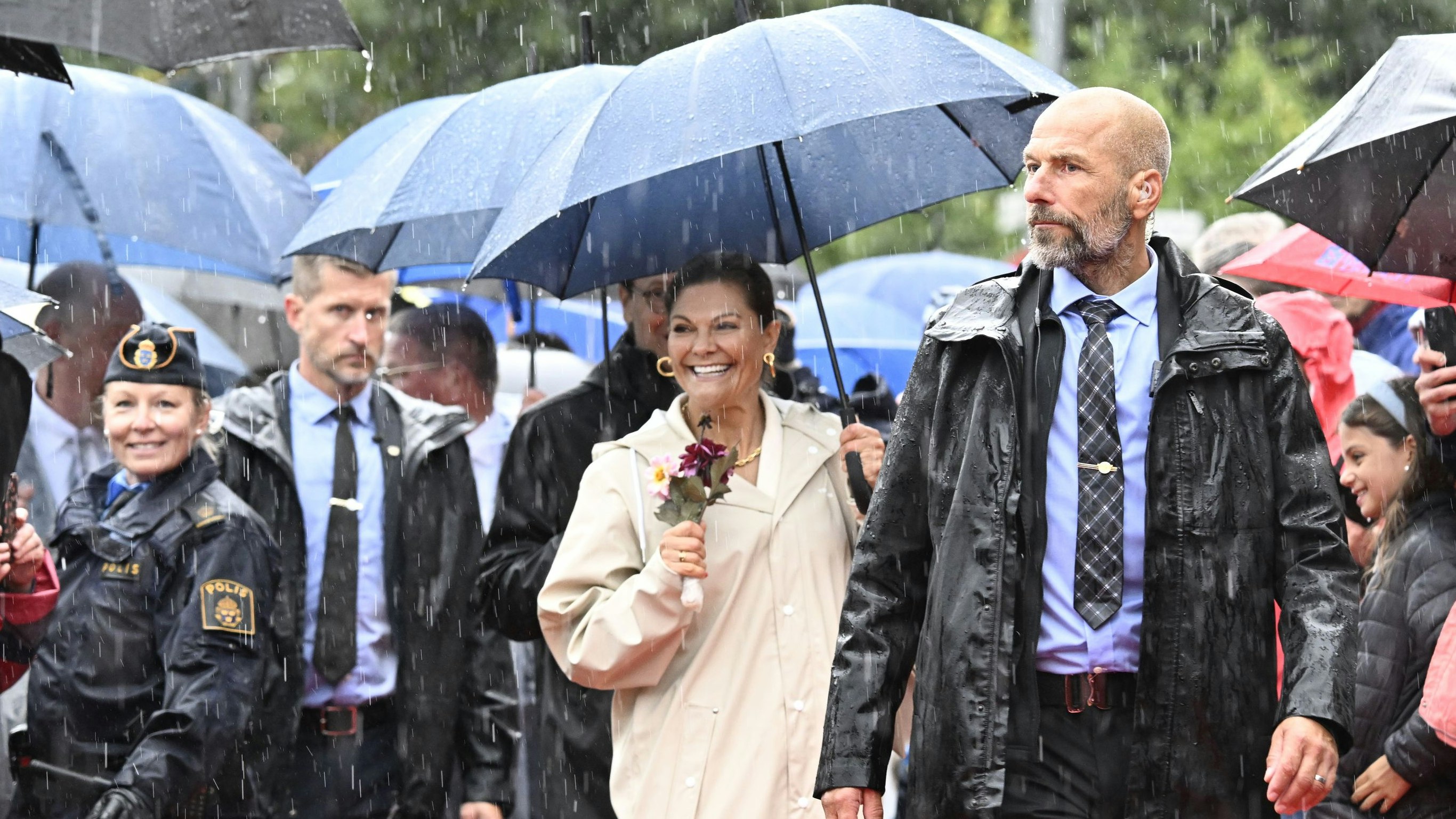 Heute.at - Regen ist ihr egal: Sie zeigt das schönste Royal-Lachen