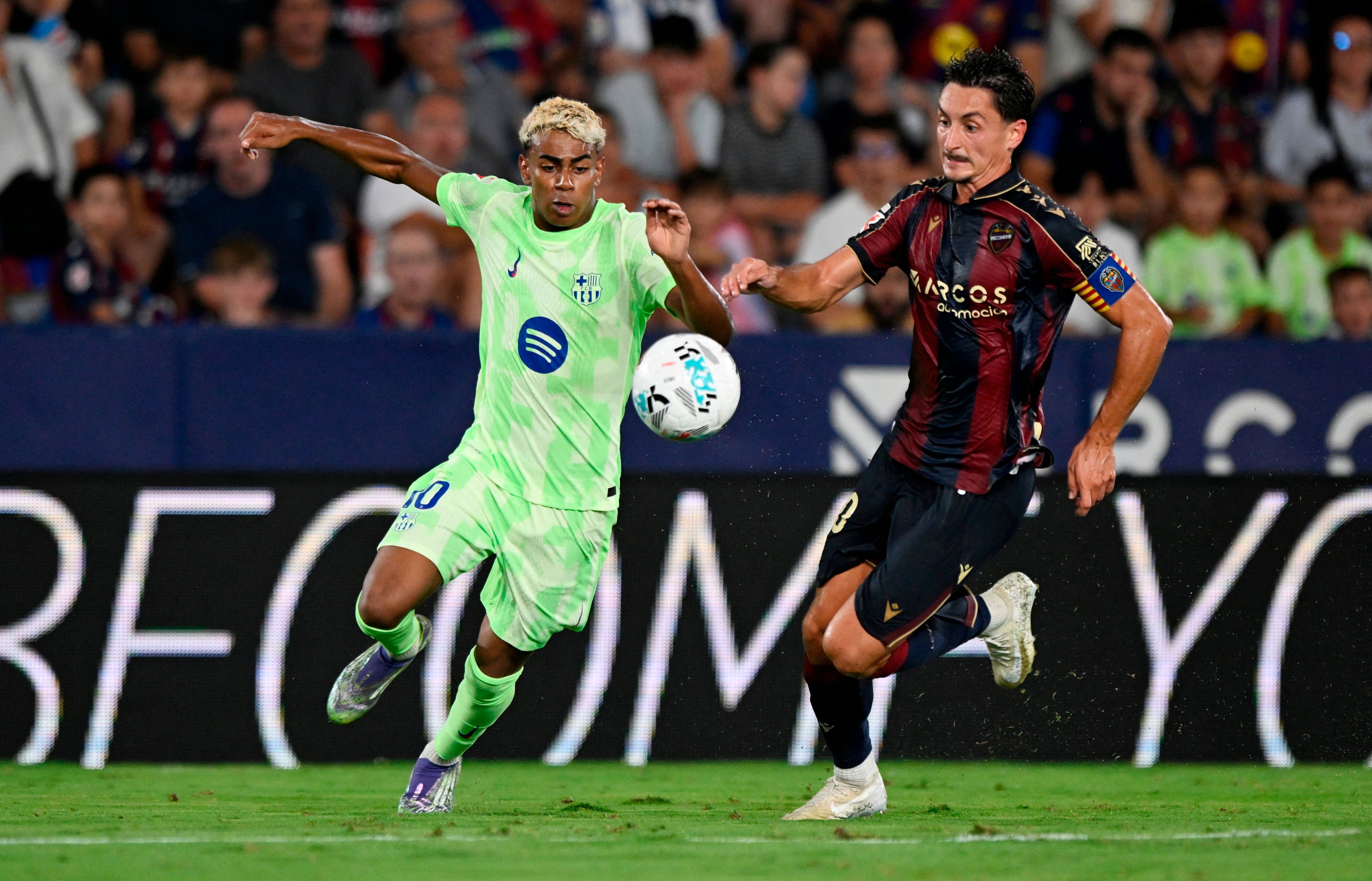 Fußball-Star Lamine Yamal gegen Levante. 