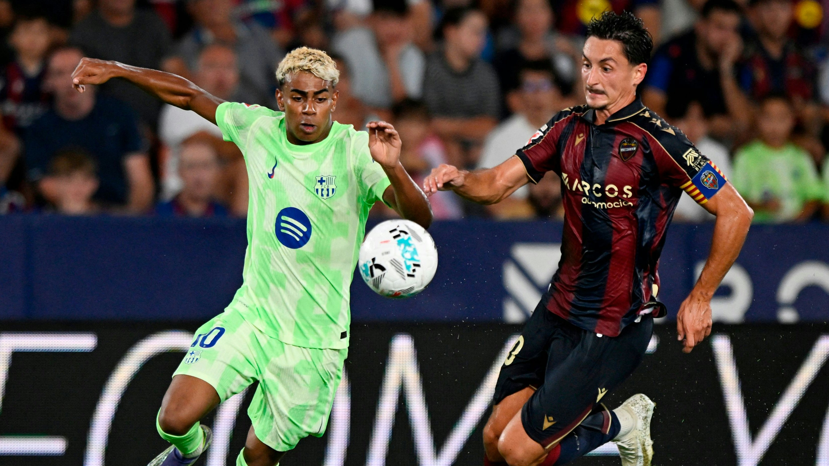 Fußball-Star Lamine Yamal gegen Levante. 