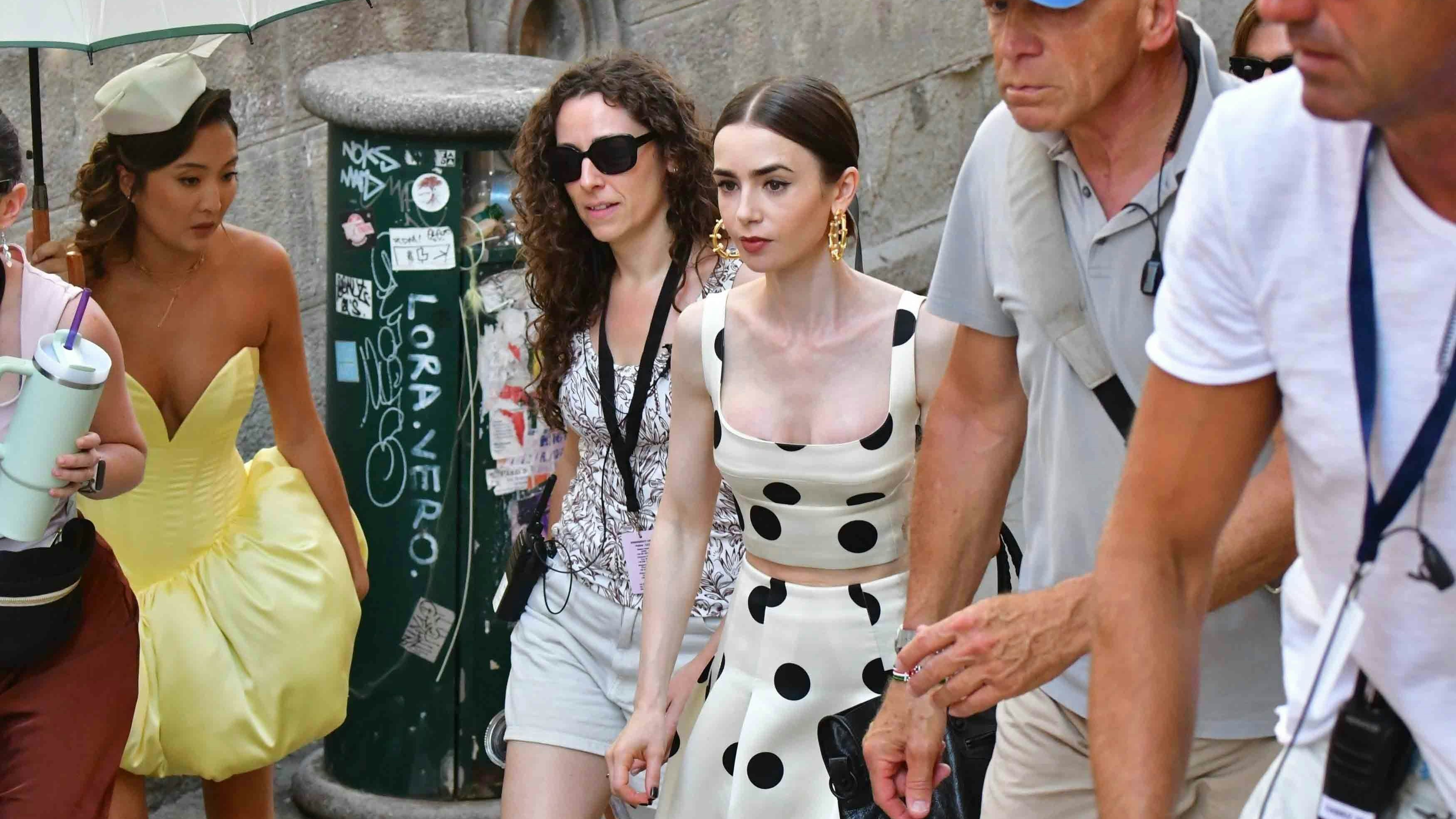 Auch Lily Collins steht unter Schock.