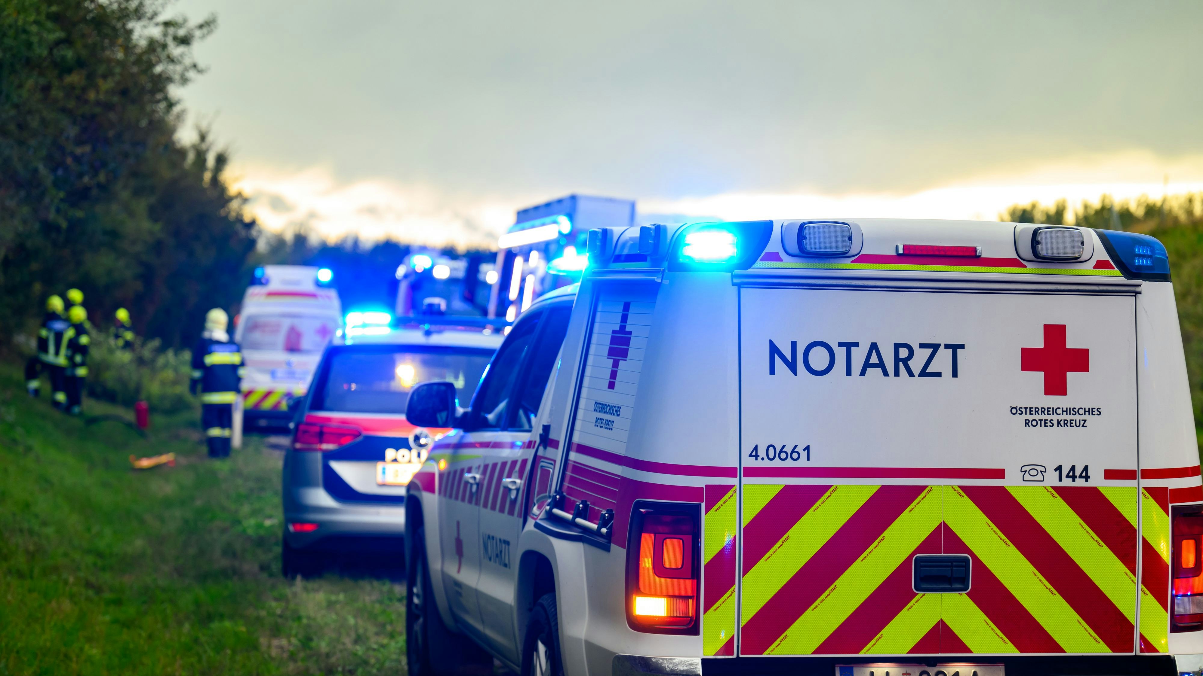 Heute.at - Von Autoradio abgelenkt! Lenker (18) baut Frontal-Crash