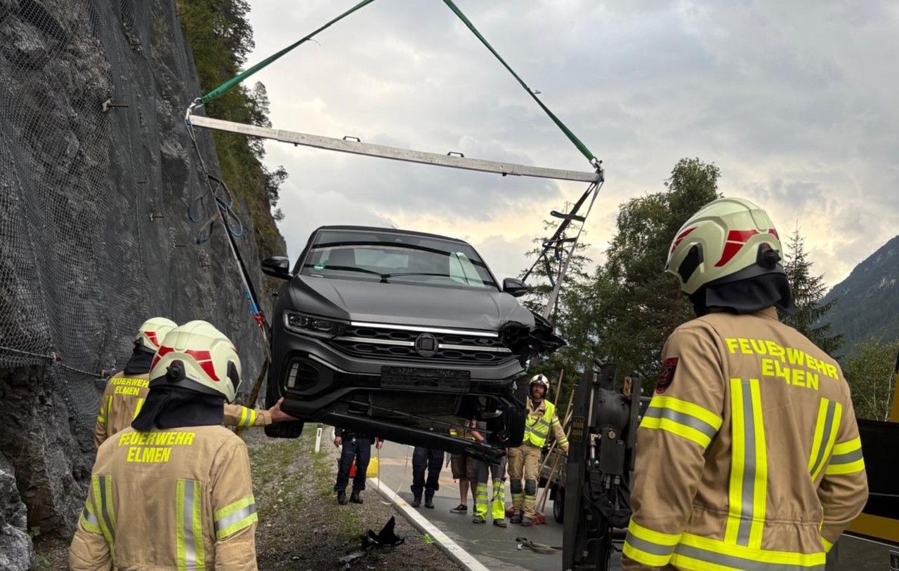Der Motorradlenker schlitterte in den Gegenverkehr. 