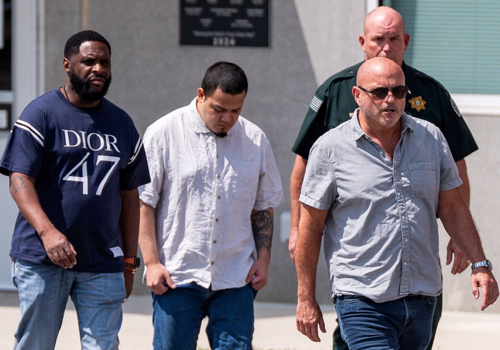 Festgenommen, abgeschoben, zurückgebracht, festgenommen und nun wieder kurz vor der Abschiebung:  Kilmar Abrego Garcia (Zweiter von links).