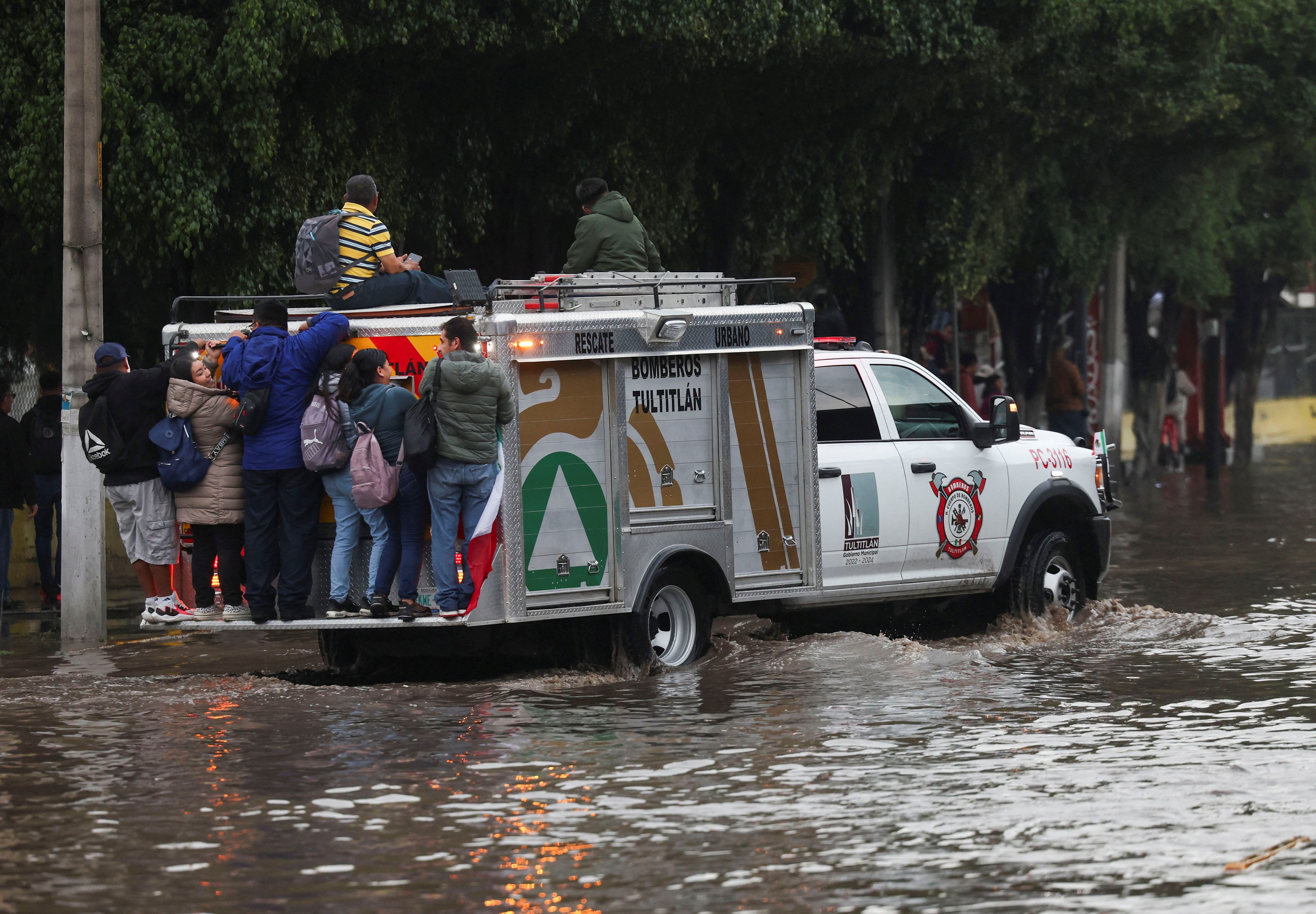 Bei heftigen Überschwemmungen nach Starkregen in Mexiko kamen zwei Menschen ums Leben.