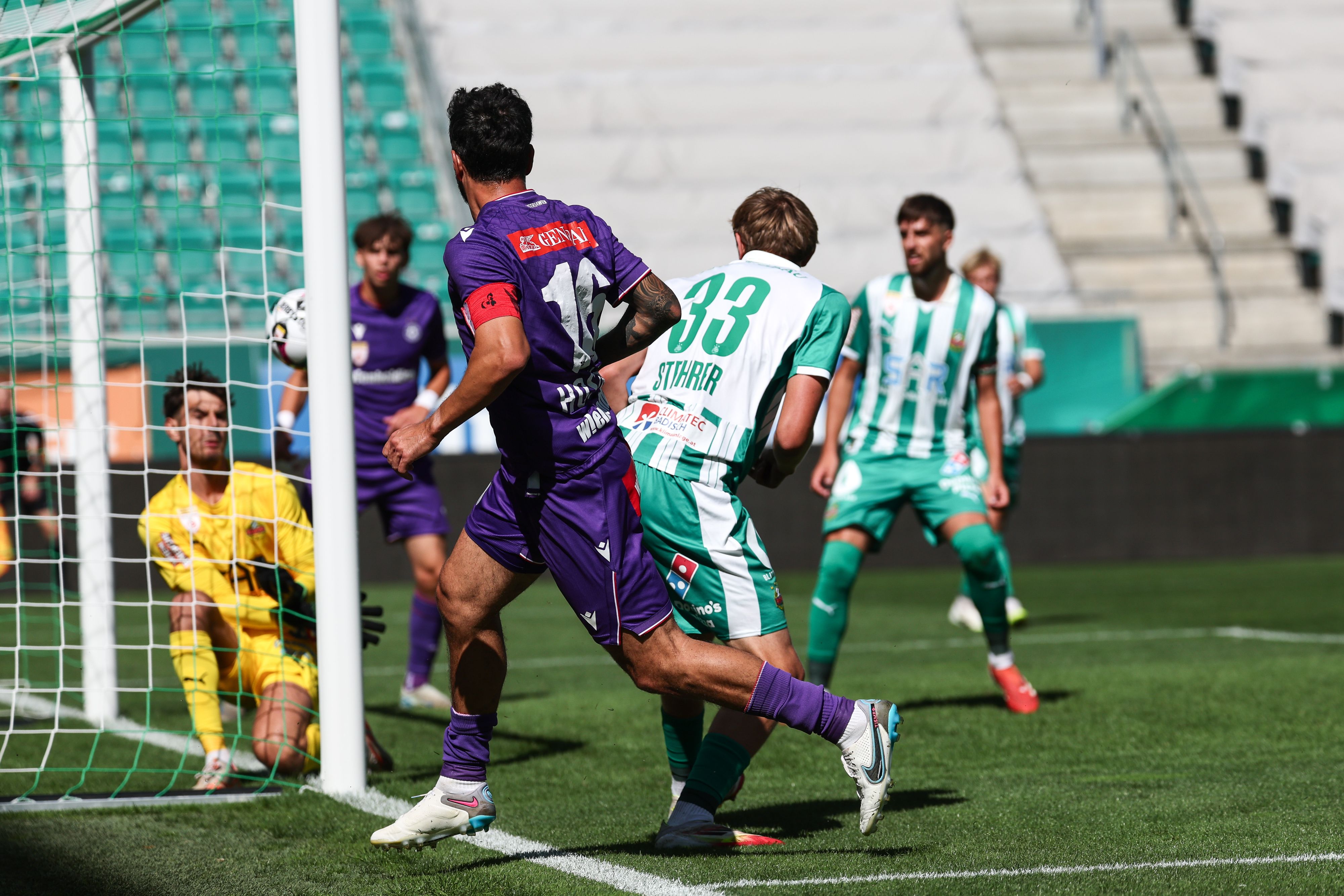 Hosiner trifft aus spitzem Winkel zum 1:0.