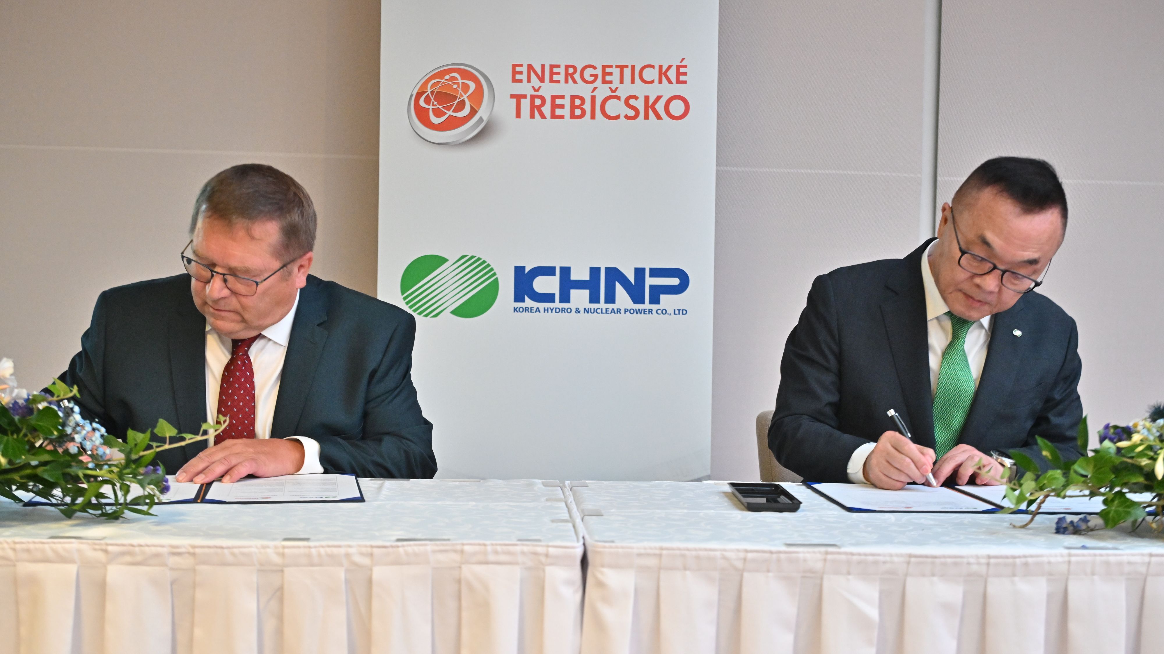 Vitezslav Jonas (li.), der Vorsitzende der Trebic Region Energy Association und Whang Joo-ho (re.), der Geschäftsführer der Korea Hydro & Nuclear Power (KHNP) unterschreiben ein Partnerschaftsabkommen.