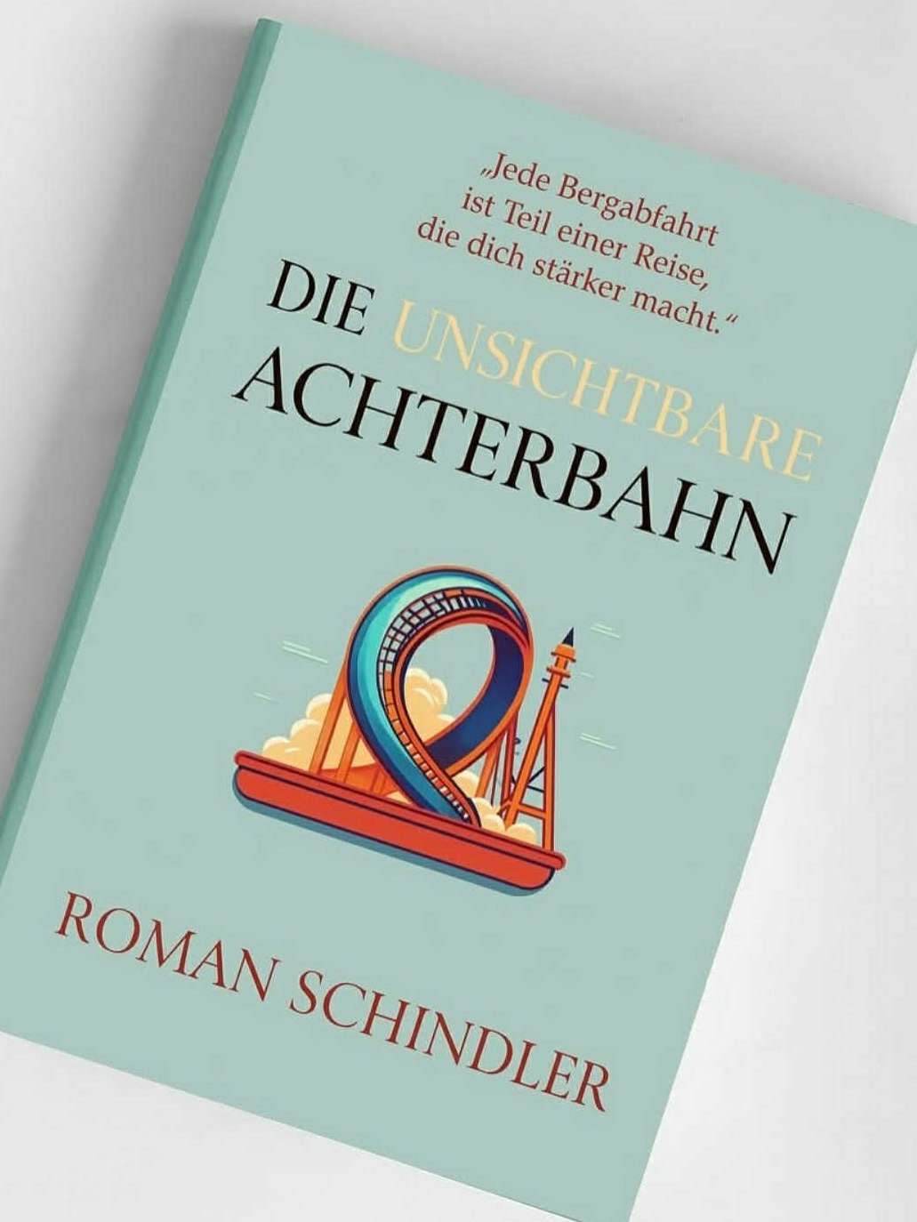 Roman Schindler zeigt das Cover von "Die unsichtbare Achterbahn"
