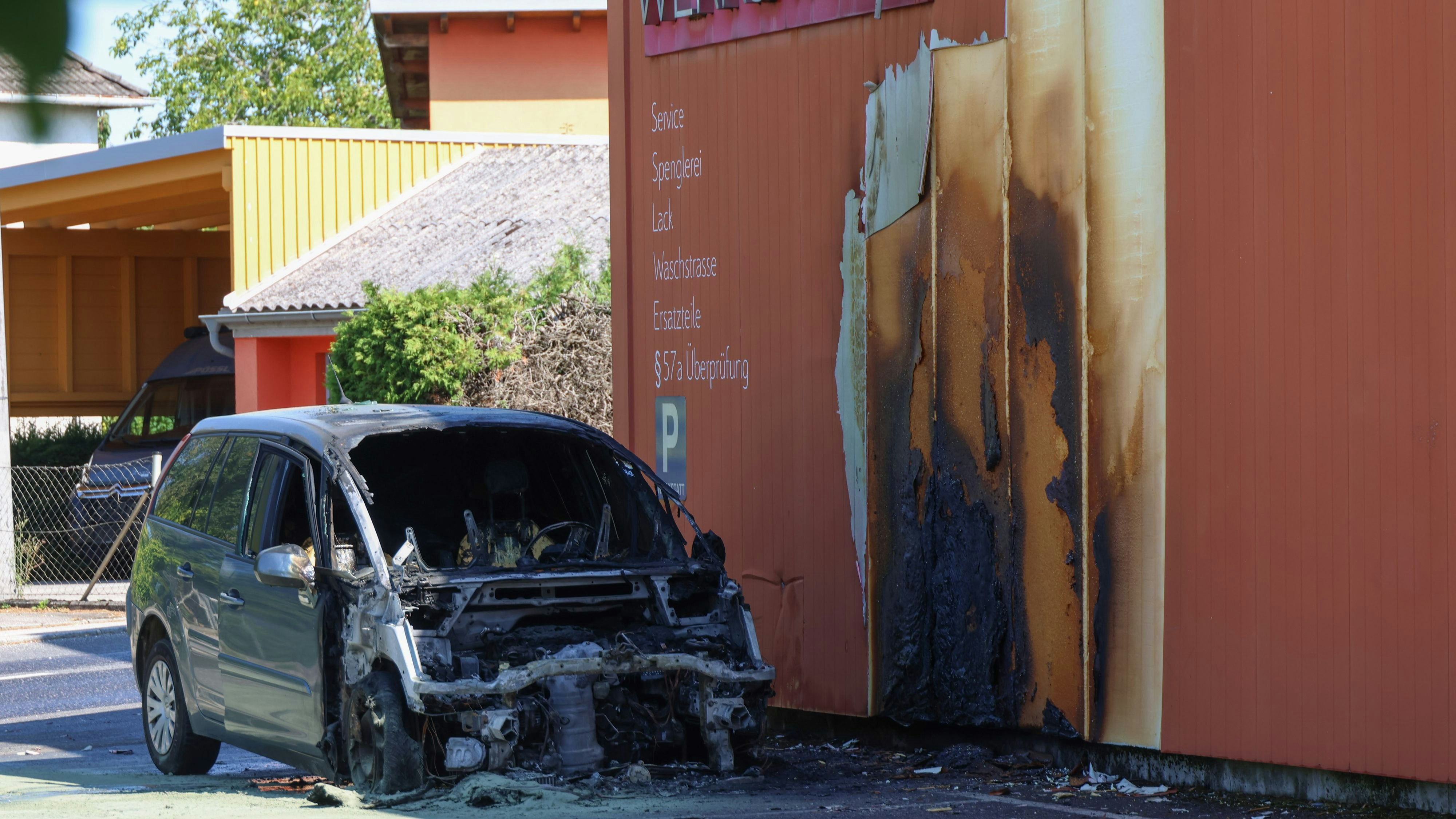Der Wagen brannte aus, die Fassade des Hauses wurde beschädigt.