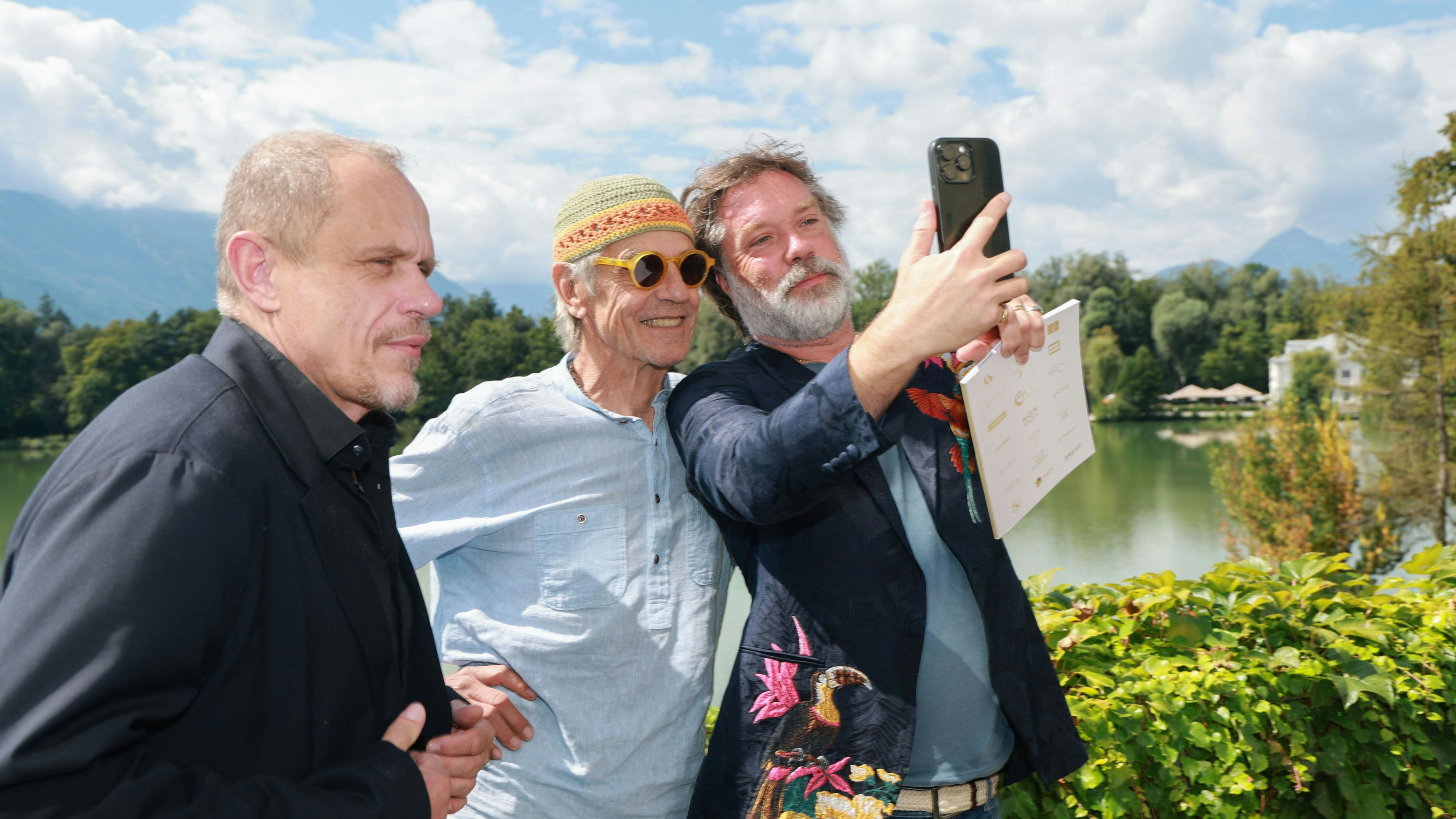 Selfie-Alarm: Gery Keszler mit Jeremy Irons und Rufus Wainwright
