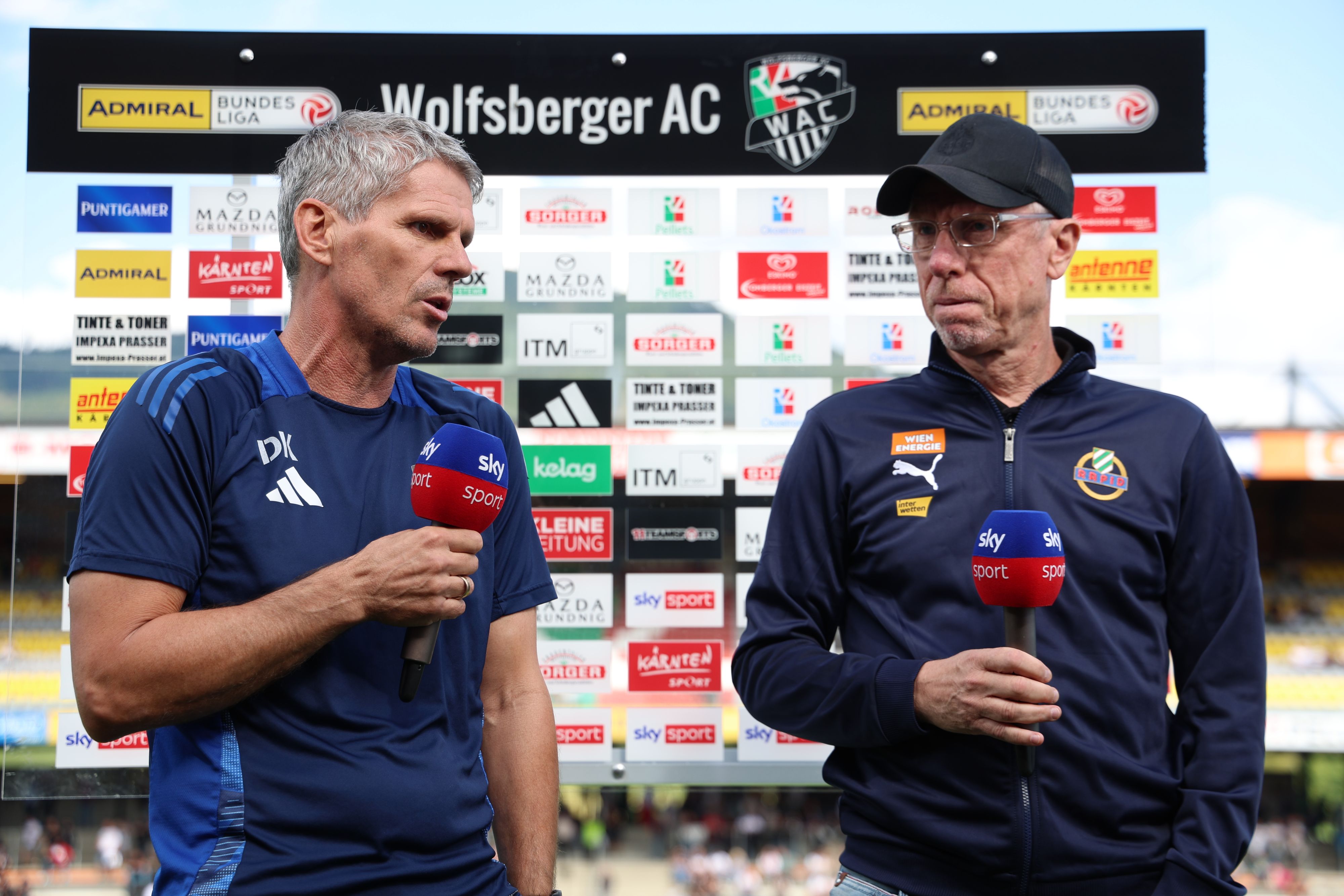 Didi Kühbauer (l.) und Peter Stöger analysieren die Partie.