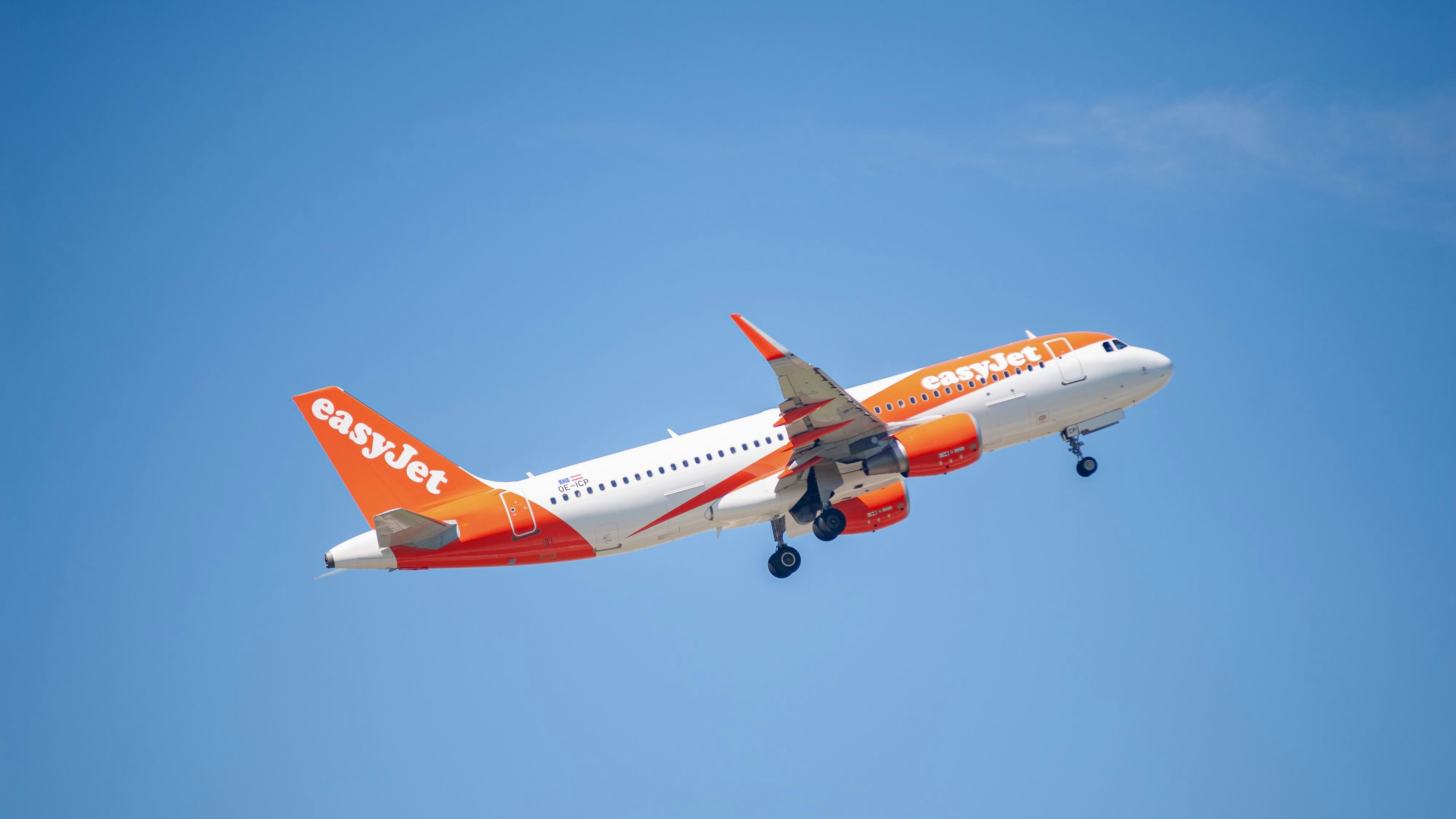 Heute.at - Schock auf Flug – Passagier will ins Cockpit eindringen