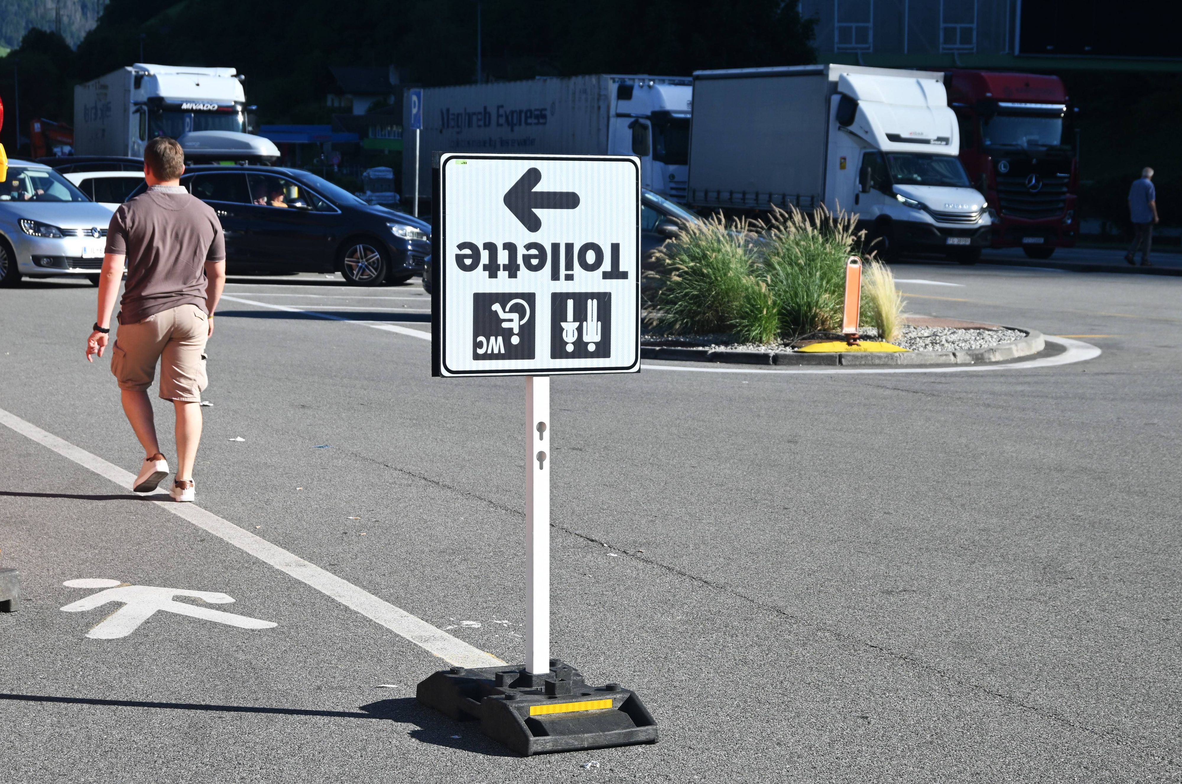 Ein 39-Jähriger seine Ehefrau versehentlich an einer Autobahn-Raststätte zurück (Symbolbild).