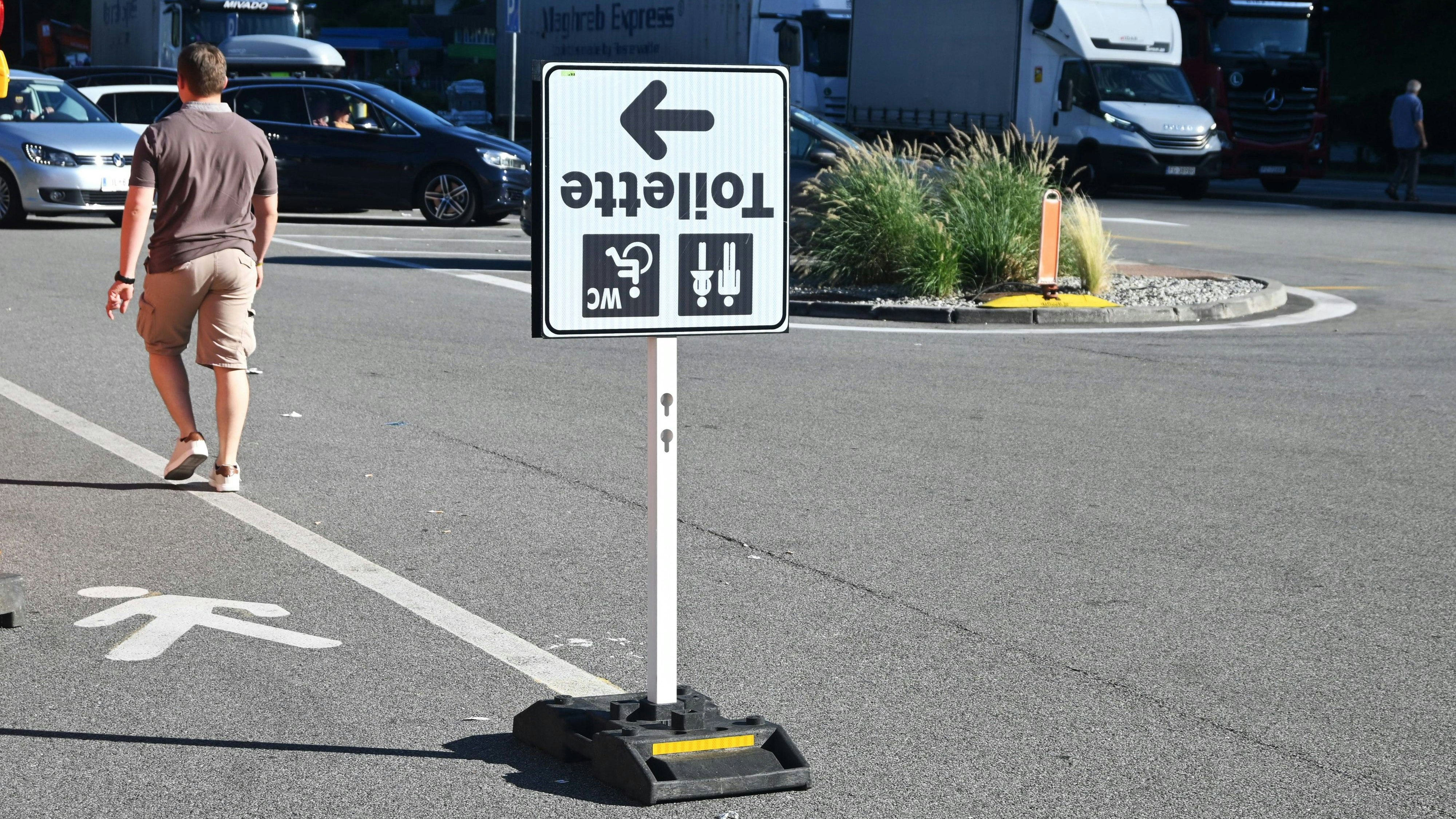 Italien. Interessante Beschilderung zeigt den Weg zum WC bzw zur Toilette auf einer Autobahn-Raststätte *** Italy Interesting signage shows the way to the toilet or restroom at a highway service area