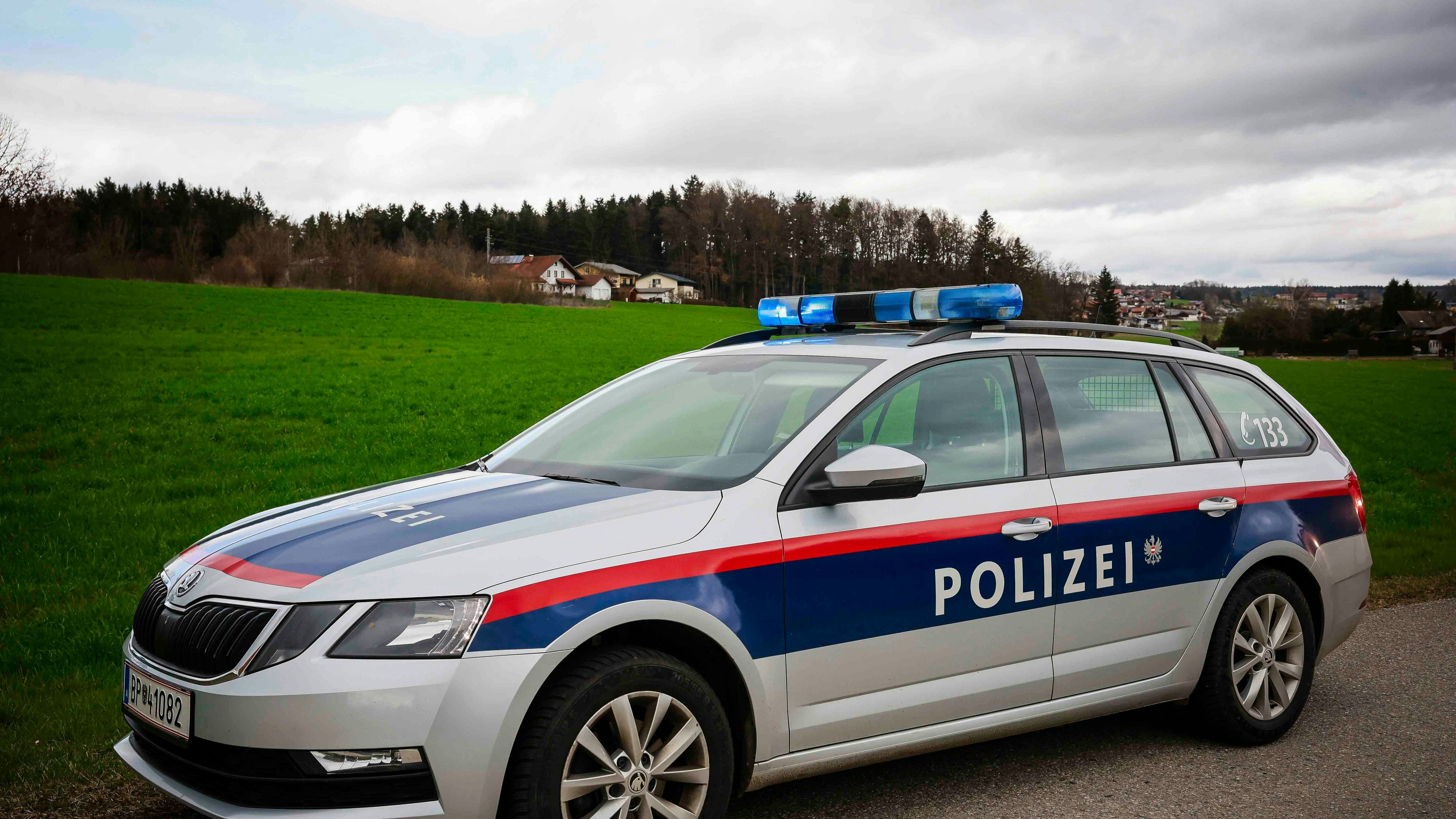 Download von www.picturedesk.com am 24.08.2025 (09:47).  12.03.2024, Tarsdorf, AUT, Unterwegs in Oberösterreich, Themenbild, Verschiedene Themenbilder, Symbolbild, Polizei, Polizeiauto, Dienstfahrzeug, Polizei, im Bild Blaulicht, Polizei, Polizeiauto, Polizeiwagen, Feuerwehr, Feuerwehrauto, Landstraße, Einsatzfahrzeug, Polizei Kontrolle, Einsatzfahrzeug, Alkohol am Steuer, Pressefoto Scharinger © 2024, PhotoCredit D. Scharinger - 20240313_PD15723 - Rechteinfo: Rights Managed (RM) Nur fÃ¼r redaktionelle Nutzung!