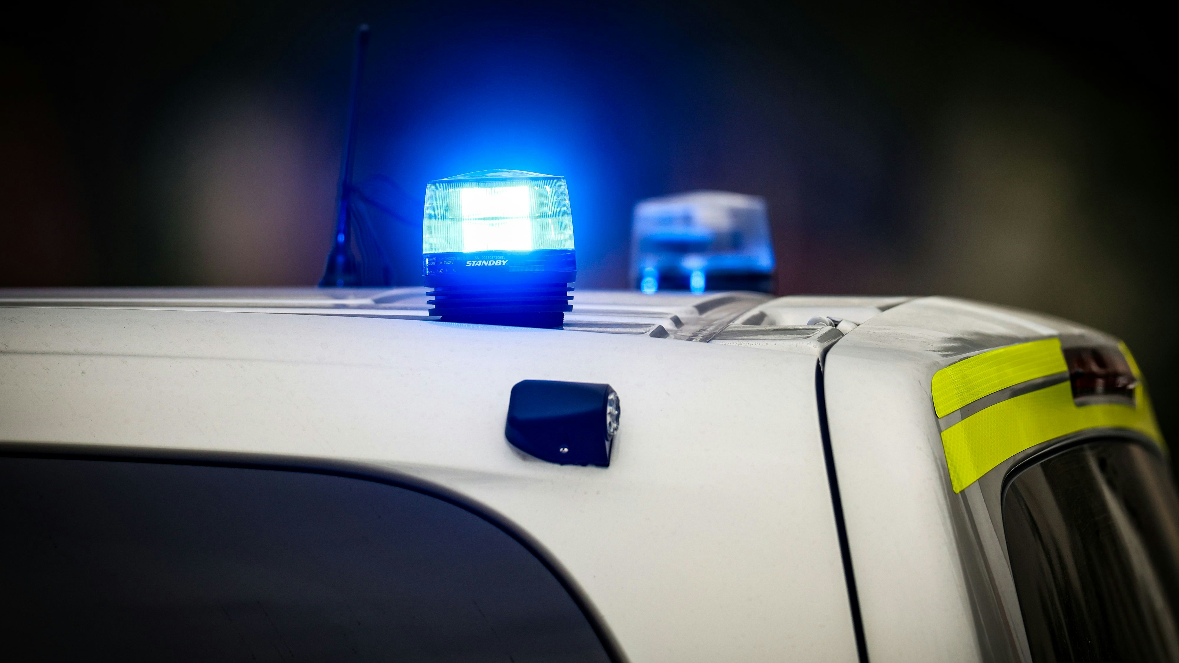 Download von www.picturedesk.com am 24.08.2025 (15:38).  22 August 2025, North Rhine-Westphalia, Menden: A blue light shines on a police car after a man is killed by gunfire and another is injured. Photo: Christoph Reichwein/dpa - 20250822_PD5185 - Rechteinfo: Rights Managed (RM)