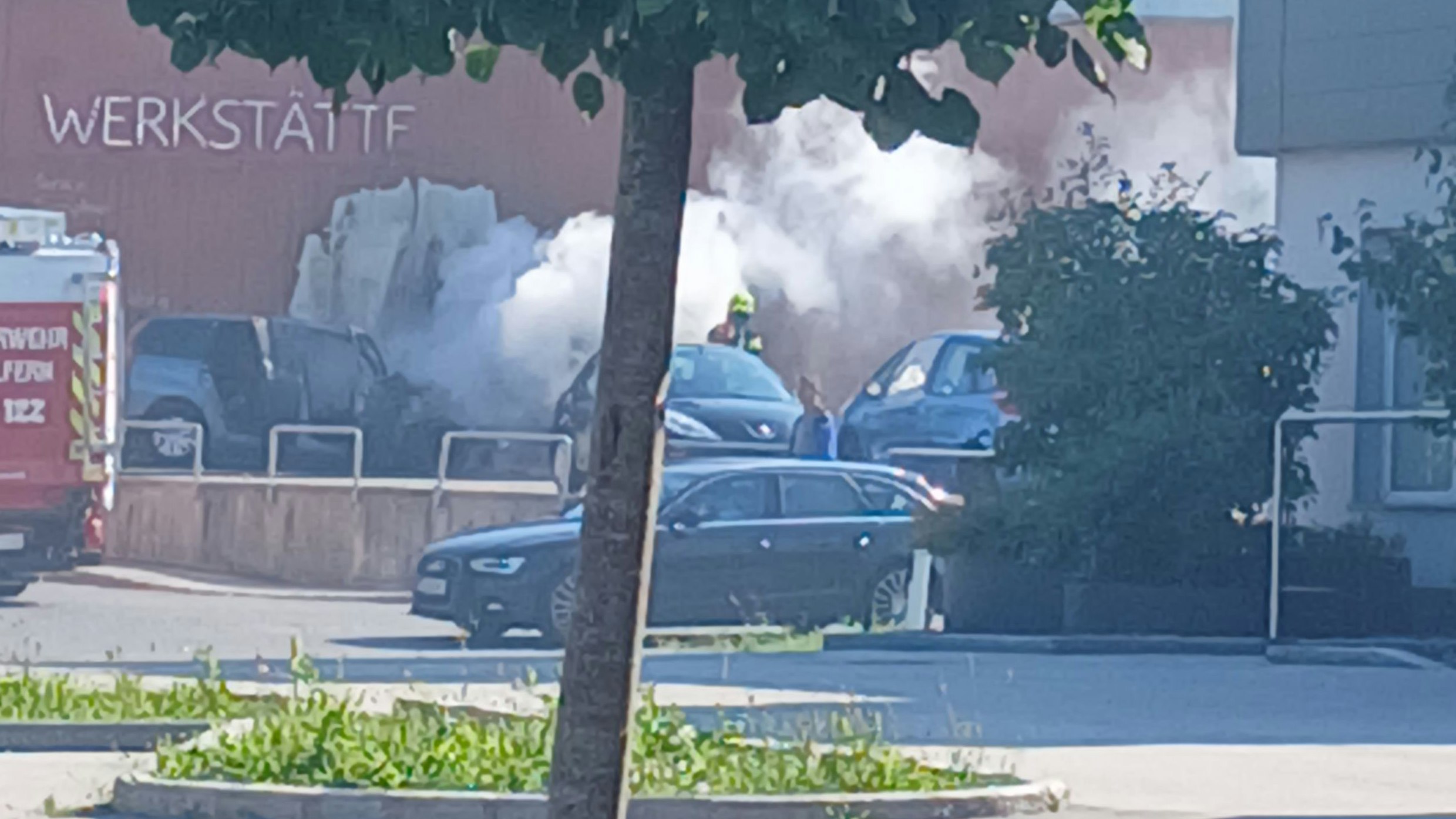 Heute.at - Auto geht in Flammen auf – auf einmal brennt auch Haus