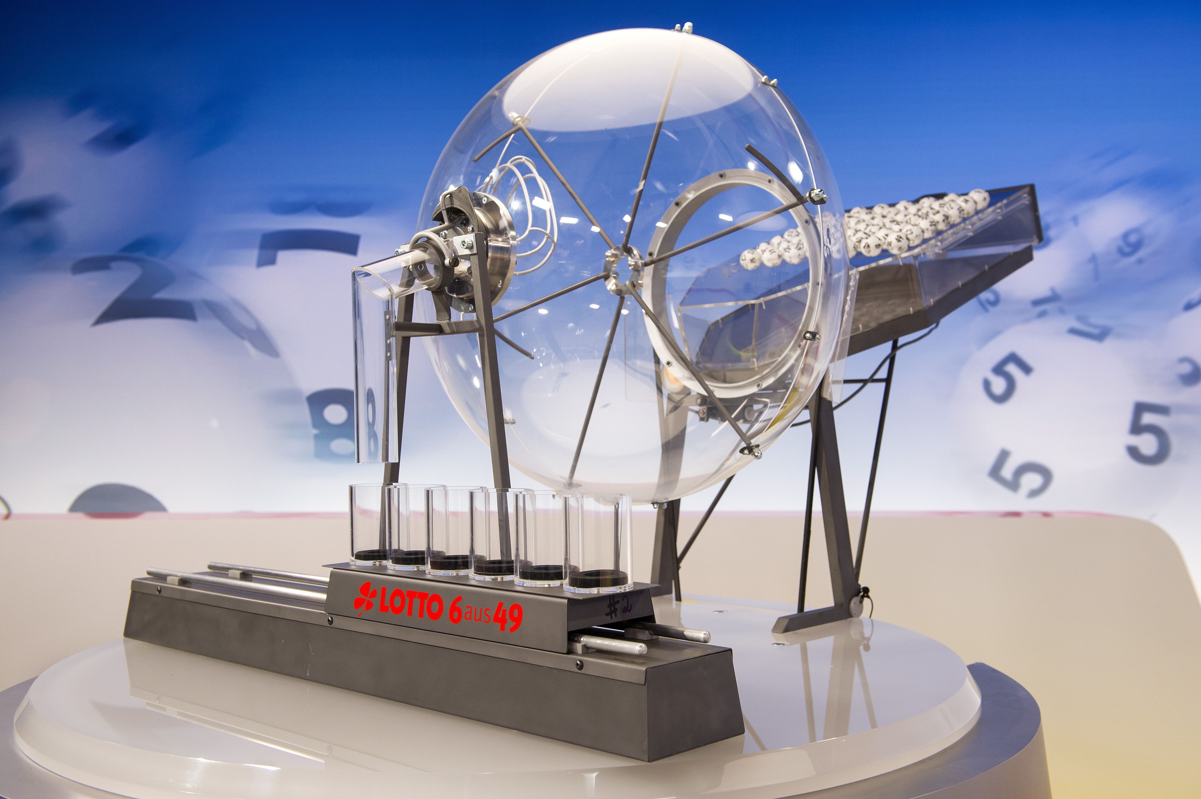 Am Samstagabend gab es bei der deutschen Lotto-Ziehung gleich zwei Pannen. Eine Ersatzmaschine musste her. 