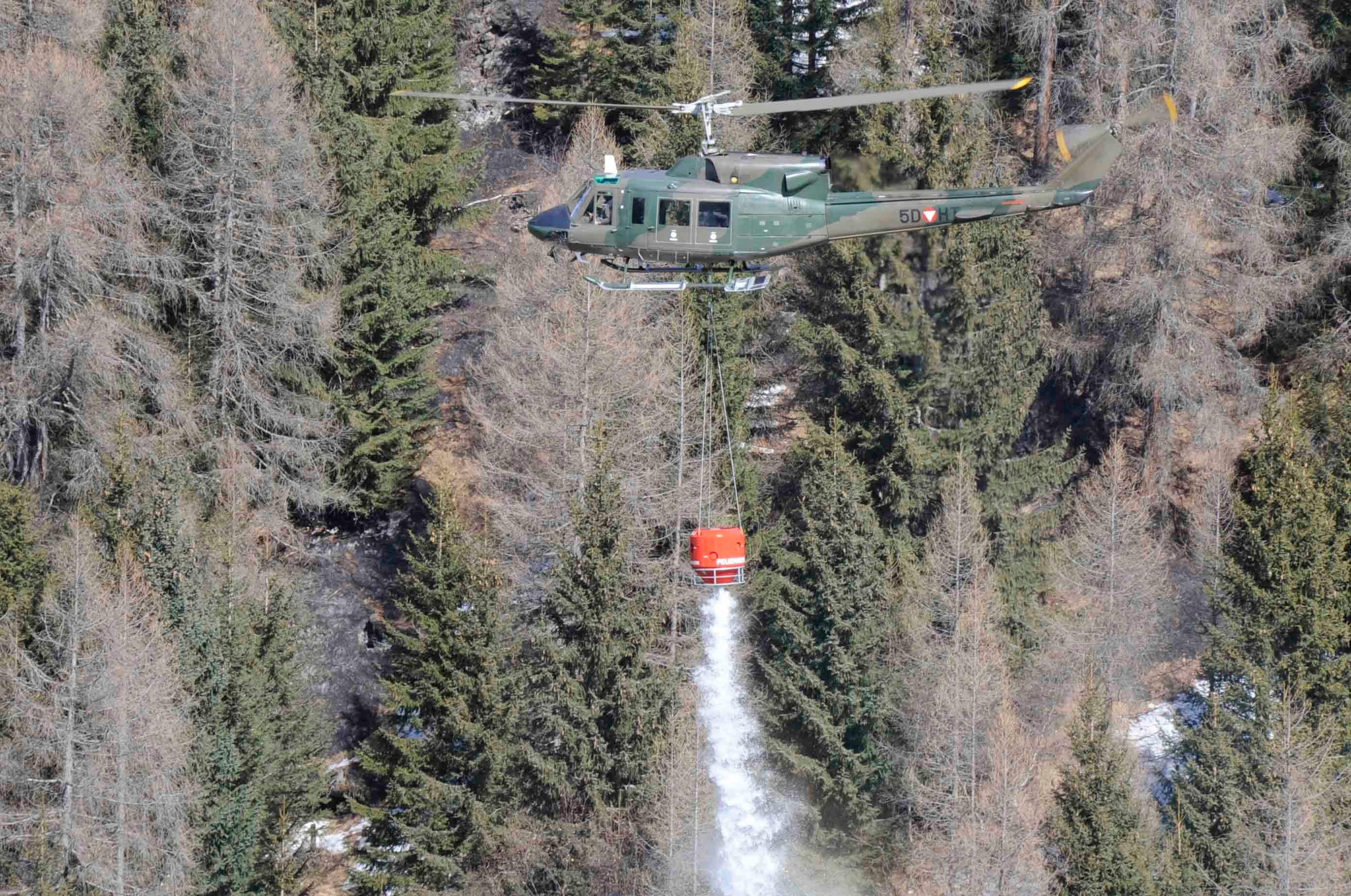 Heereshubschrauber AB-212 bei einem Waldbrandeinsatz