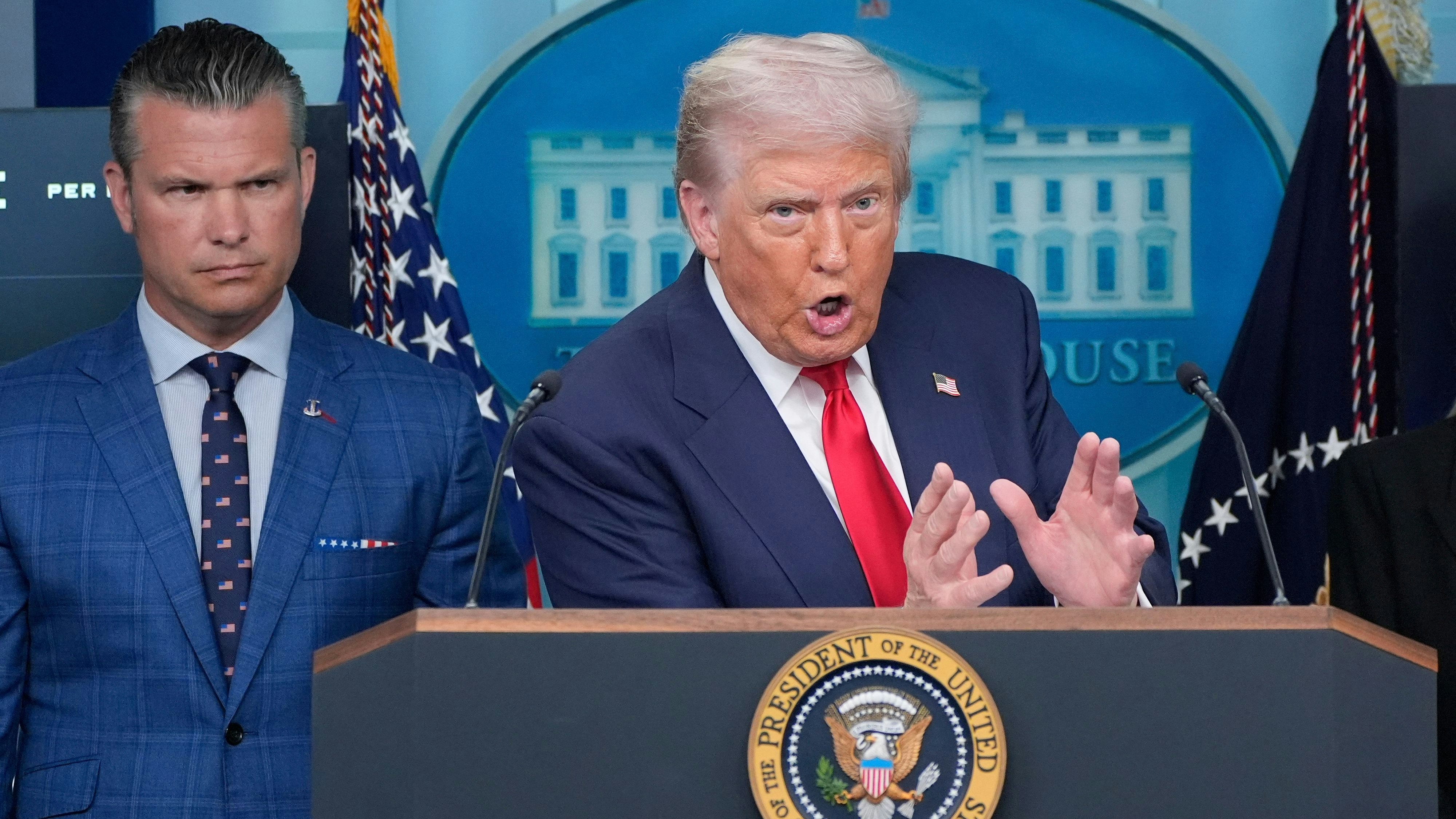Download von www.picturedesk.com am 24.08.2025 (14:23).  President Donald Trump speaks with reporters in the James Brady Press Briefing Room at the White House, Monday, Aug. 11, 2025, in Washington, as Secretary of Defense Pete Hegseth looks on. (AP Photo/Alex Brandon) - 20250811_PD2817 - Rechteinfo: Rights Managed (RM)