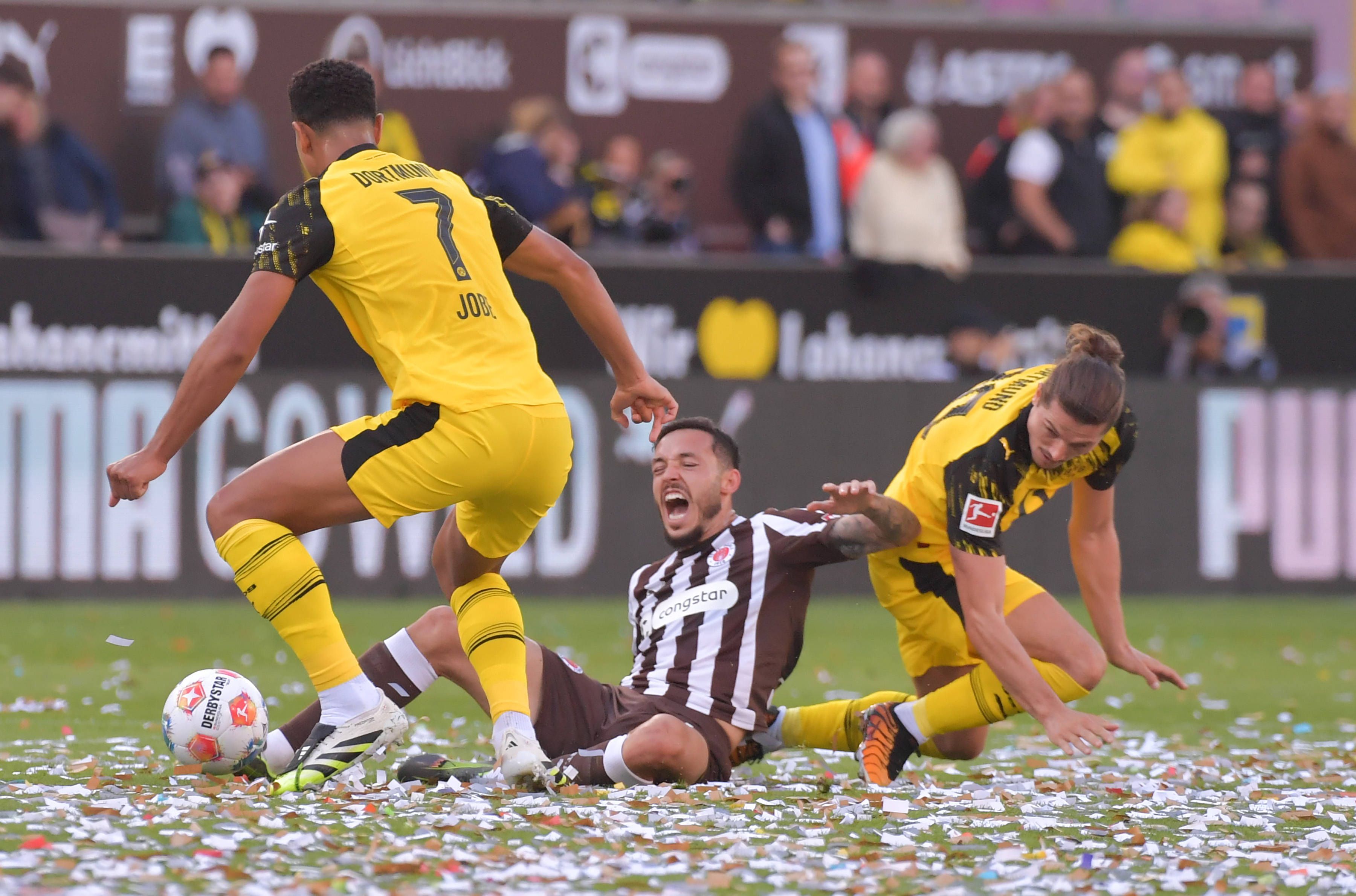 Marcel Sabitzer im Duell mit Gegenspieler Mathias Pereira Lage.