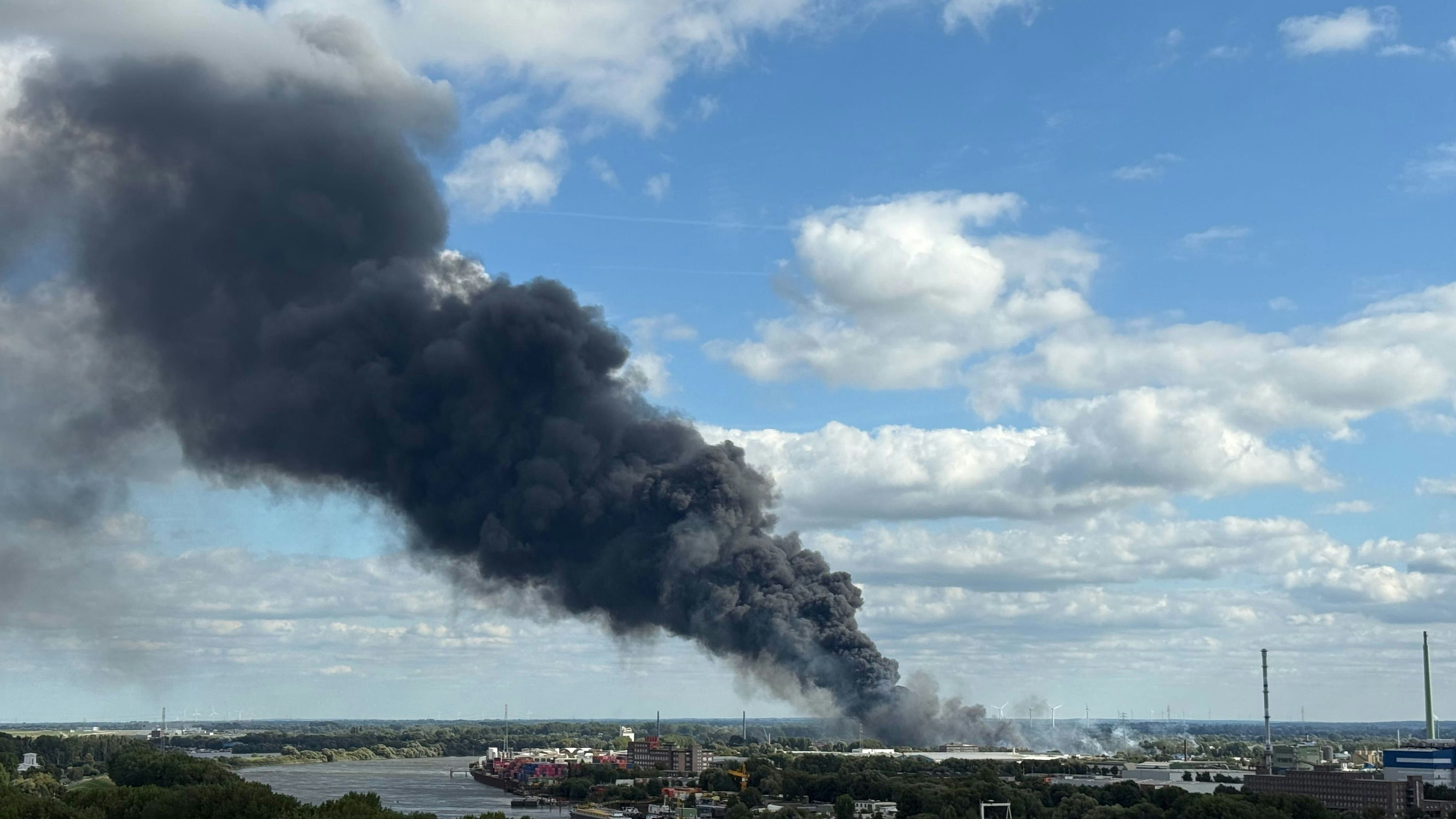 Download von www.picturedesk.com am 25.08.2025 (19:24).  25 August 2025, Hamburg: A large cloud of smoke can be seen over the city. Photo: Daniel Bockwoldt/dpa - 20250825_PD3894 - Rechteinfo: Rights Managed (RM)