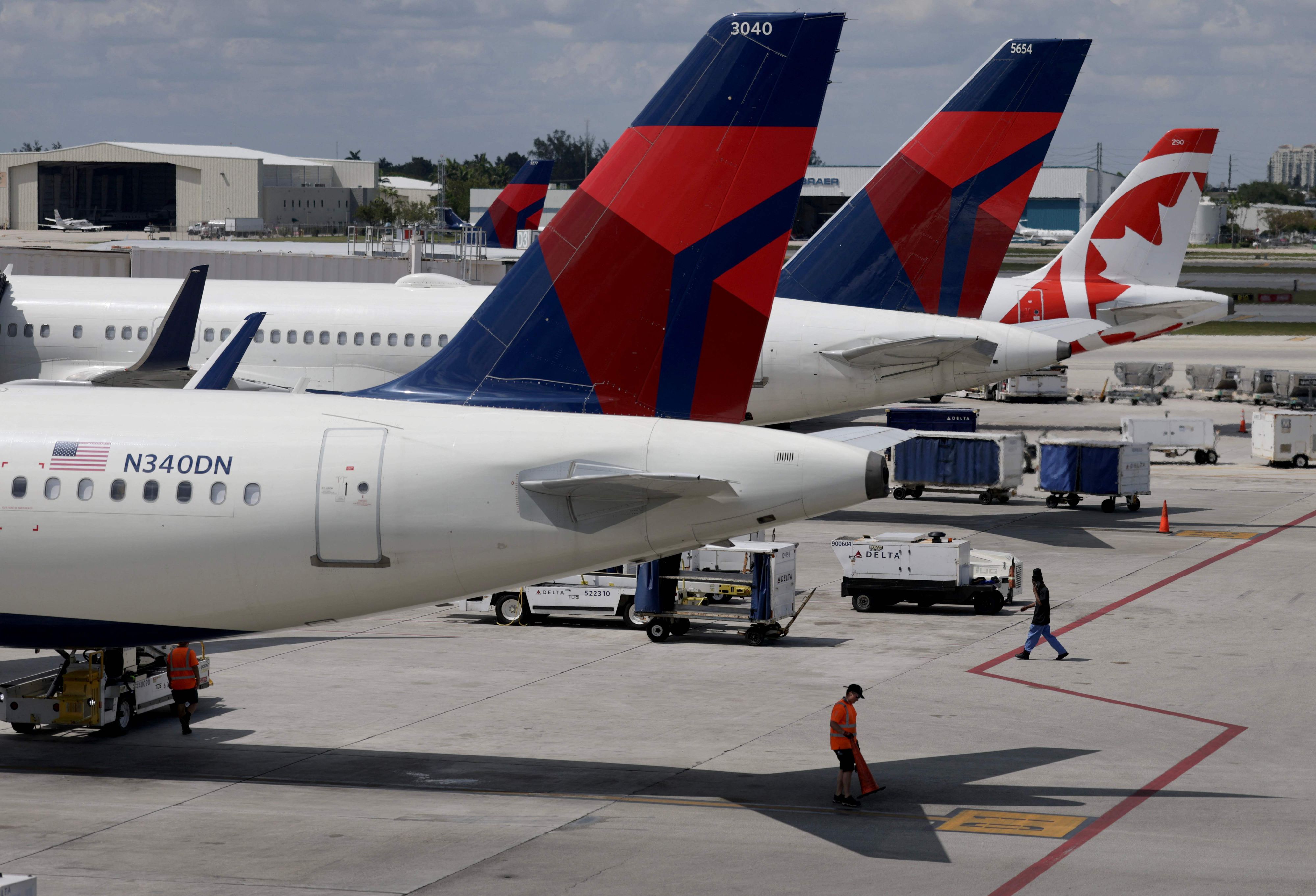 Passagiere haben Klagen gegen die Fluggesellschaften Delta Air Lines und United Airlines eingereicht.