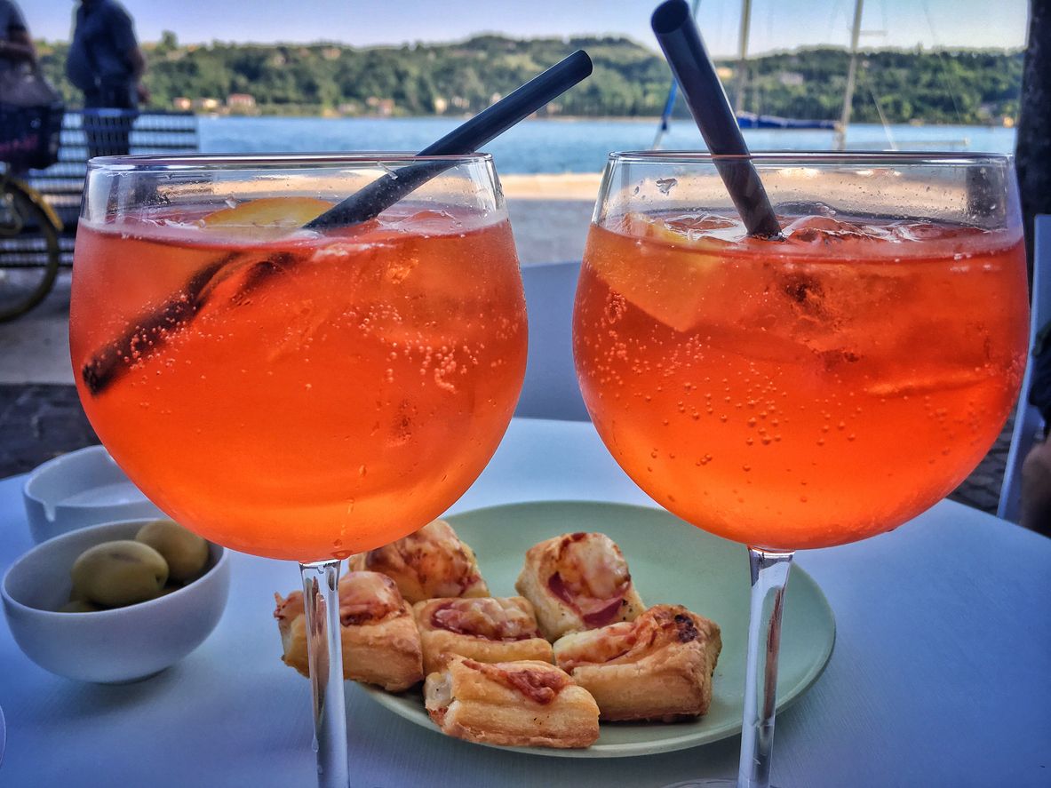 Eine vierköpfige Familie kommt beim Abendessen am Gardasee schnell auf über 100 Euro.