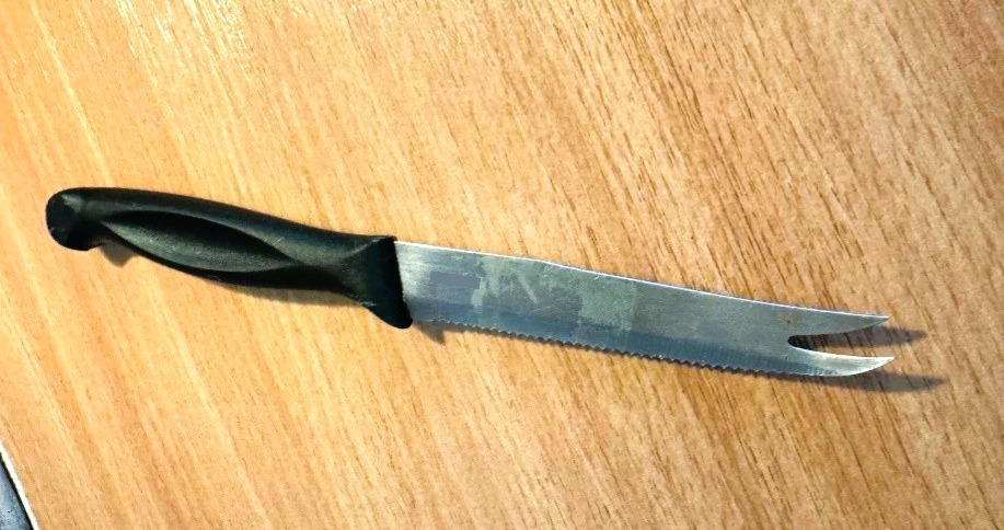 Die mutmaßliche Tatwaffe, ein Klappmesser, sowie die entwendete Flasche konnten ebenfalls aufgefunden und sichergestellt wer-den.