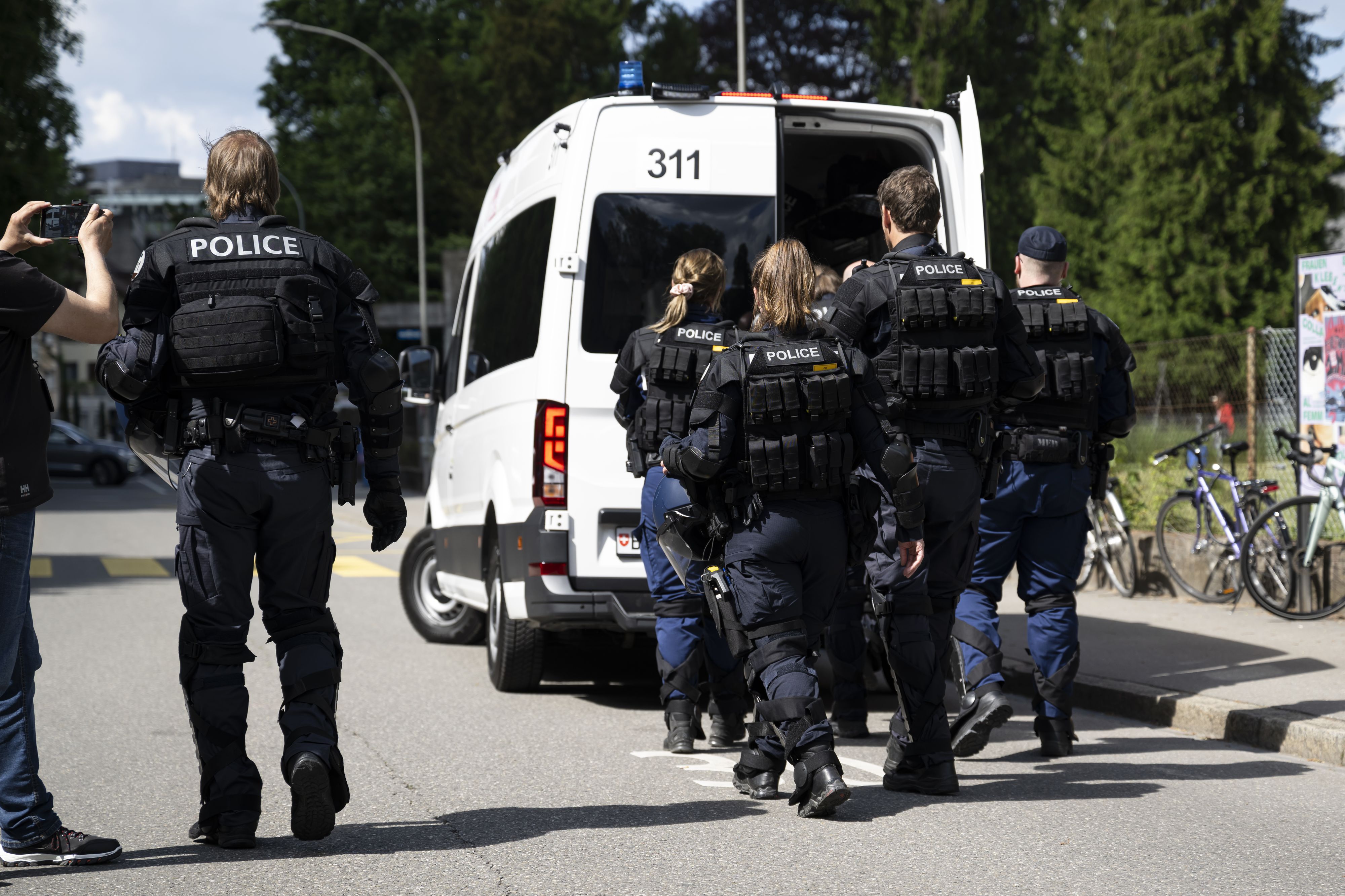 Schweizer Polizisten im Einsatz. (Symbolbild)