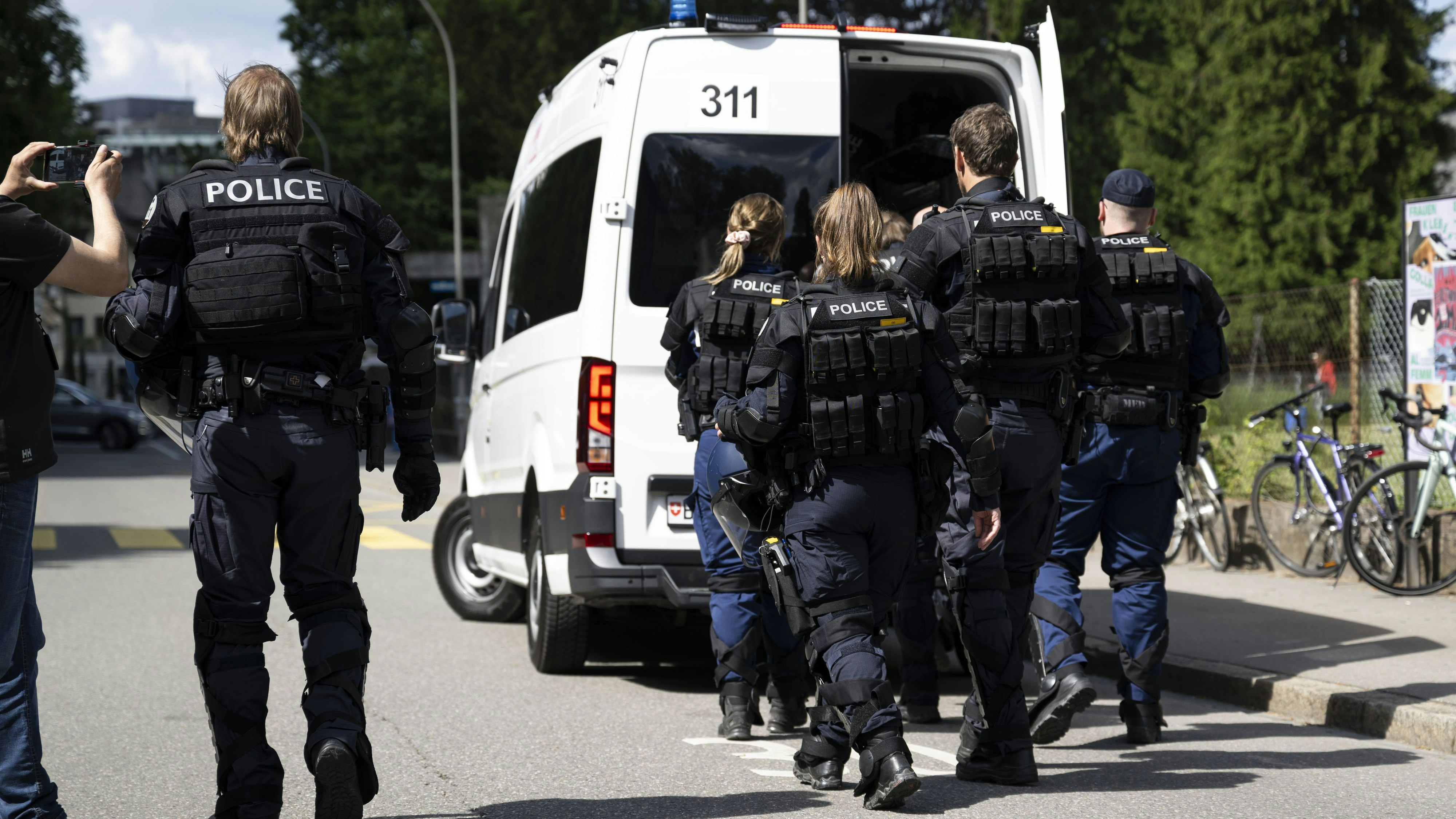 Heute.at - Wut gegen Polizei – Ausschreitungen in der Schweiz