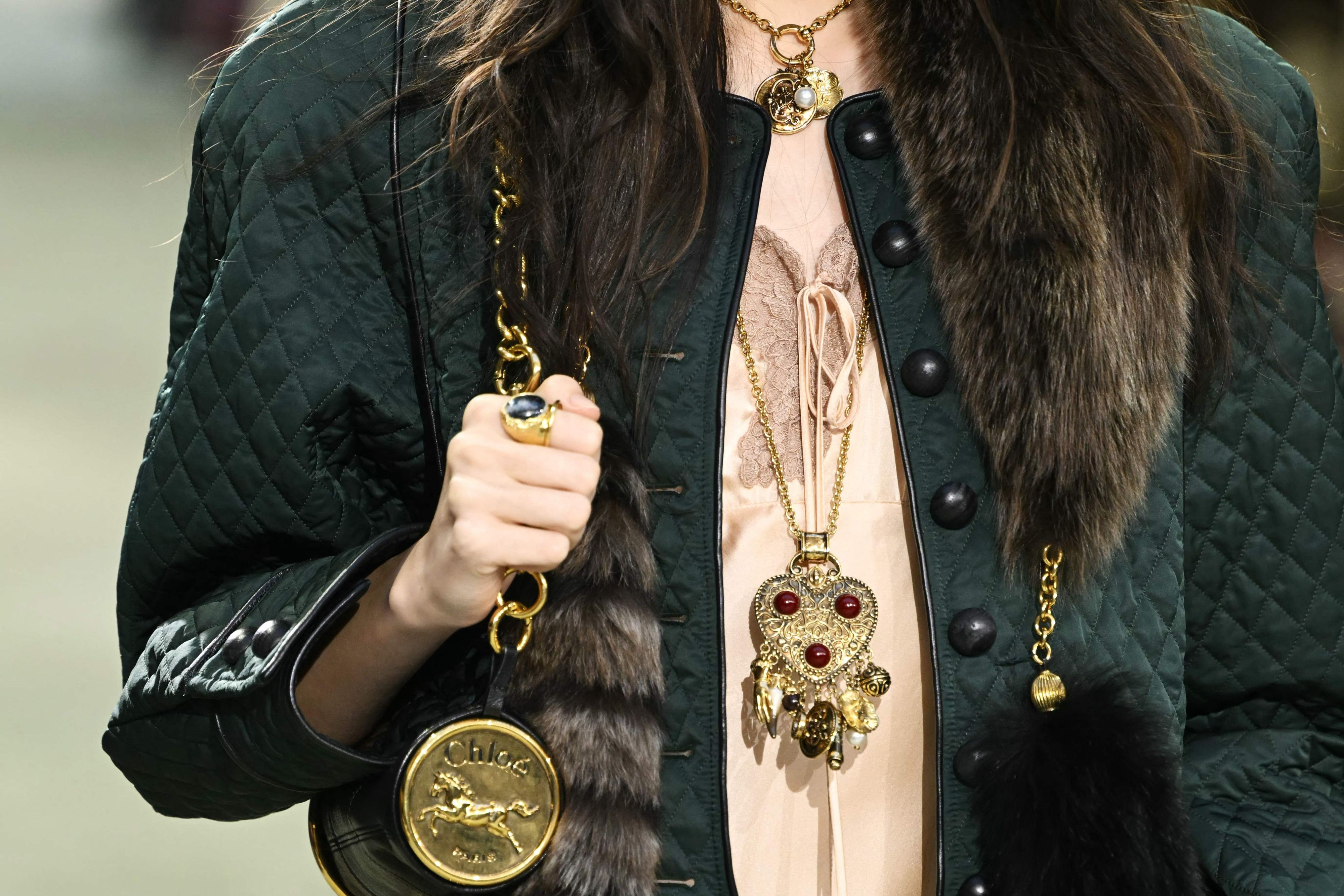 Chloé zelebriert den Boho-Chic – und schmückt die Models in diesem Zuge mit langen Ketten.