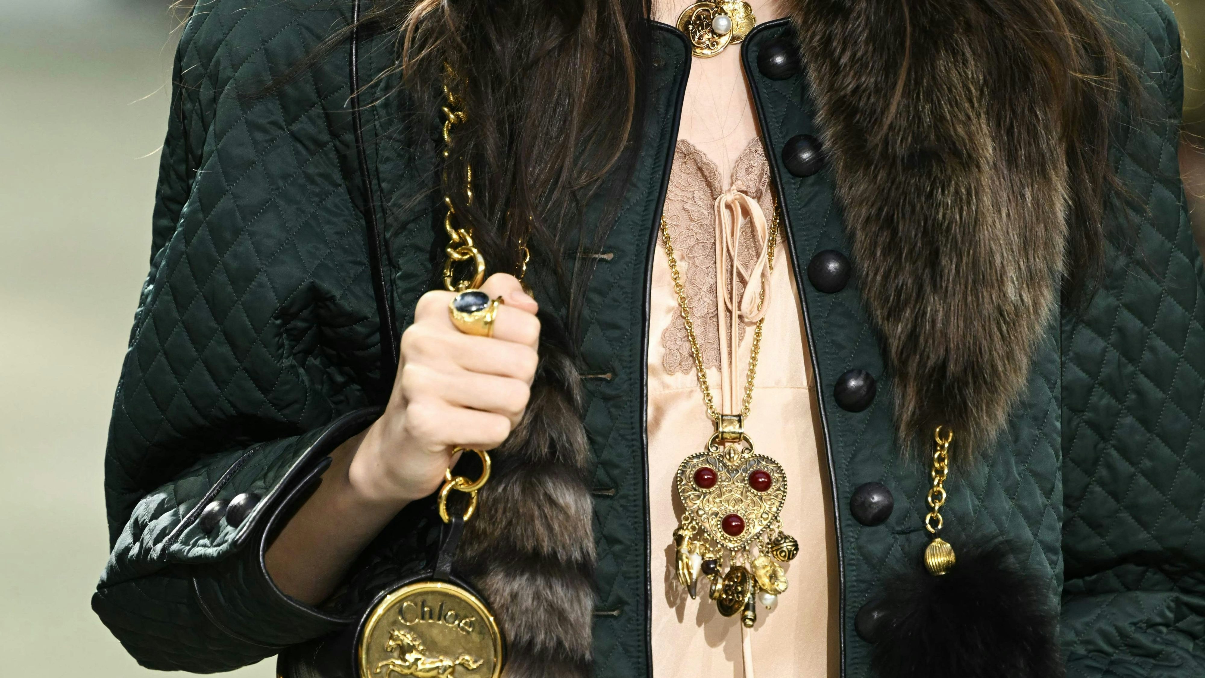 Download von www.picturedesk.com am 25.08.2025 (14:50).  TOPSHOT - A model presents a creation by Chloe for the Womenswear Ready-to-wear Fall-Winter 2025/2026 collection as part of the Paris Fashion Week, in Paris on March 6, 2025. (Photo by Bertrand GUAY / AFP) - 20250306_PD2603 - Rechteinfo: Rights Managed (RM) Nur für redaktionelle Nutzung! Werbliche Nutzung erfordert Freigabe: bitte schicken Sie uns eine Anfrage.